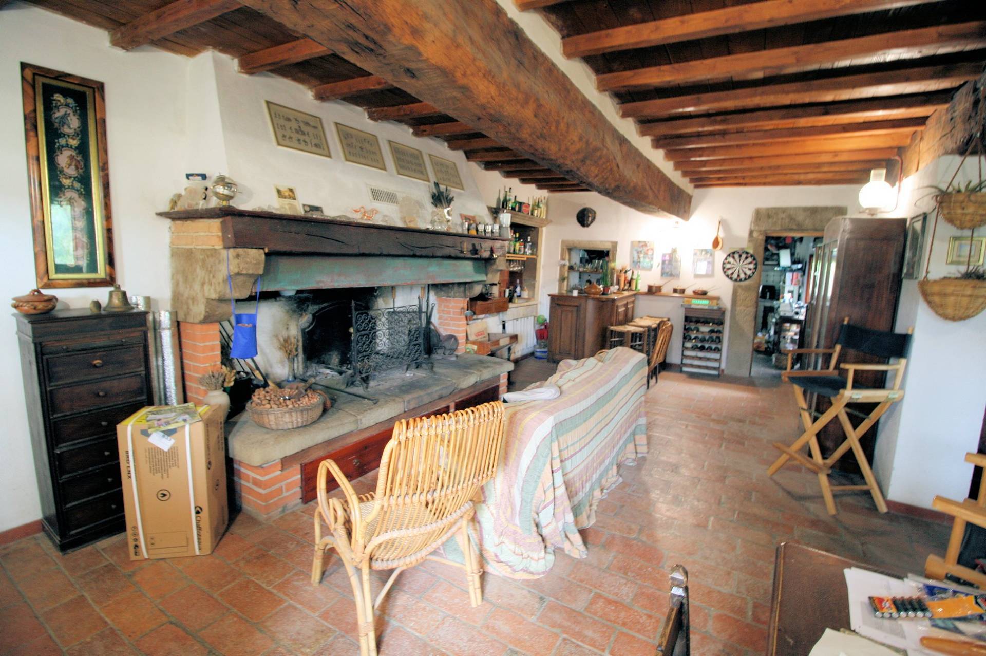 Complesso immobiliare panoramico con ampio terreno in vendita a Barberino di Mugello