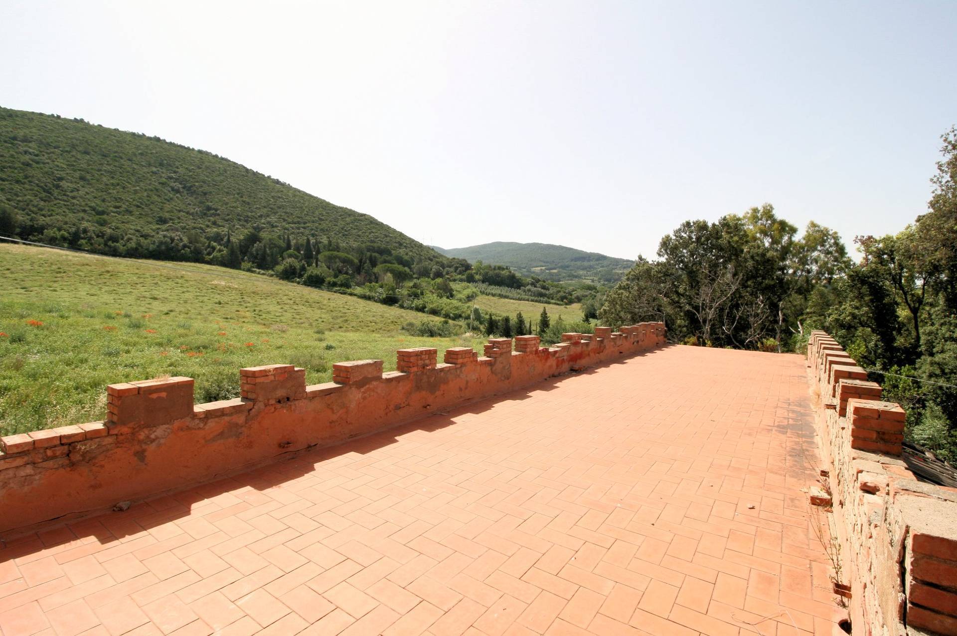 Complesso immobiliare di ampia superficie da ristrutturare in vendita a Santa Luce