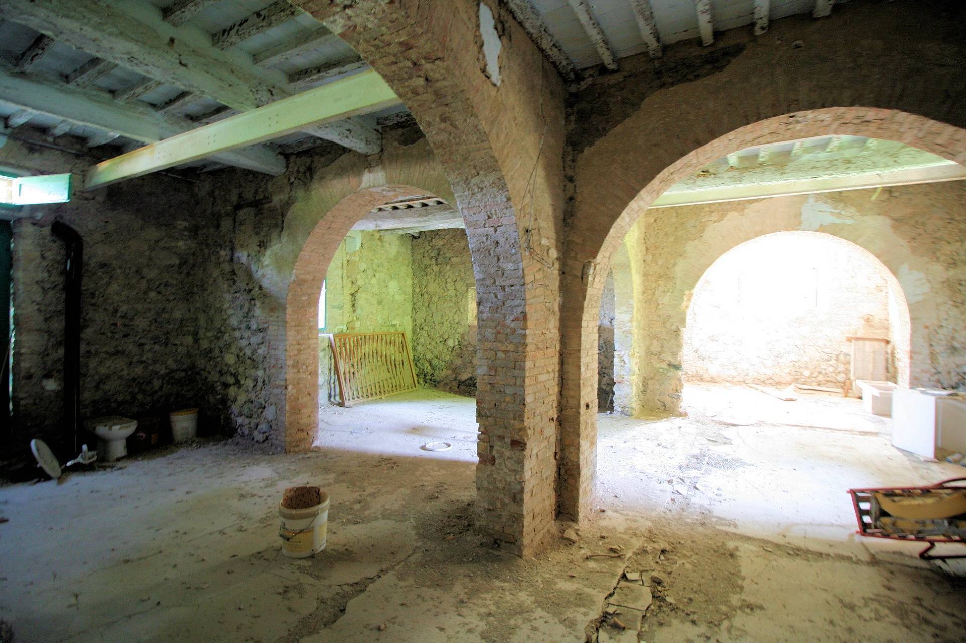 Complesso immobiliare di ampia superficie da ristrutturare in vendita a Santa Luce