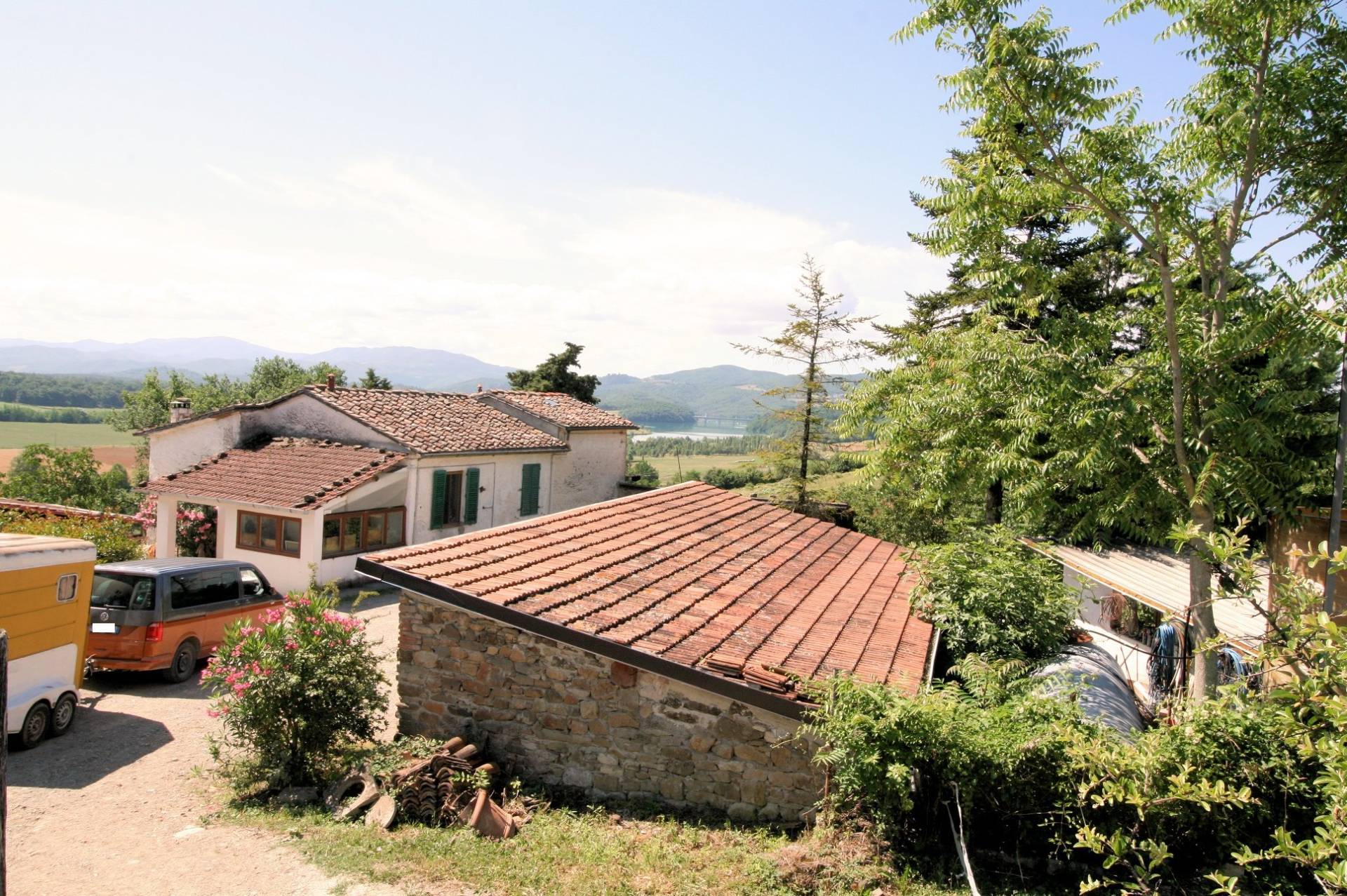 Podere con vista lago per gli amanti dei cavalli in vendita a Barberino di Mugello