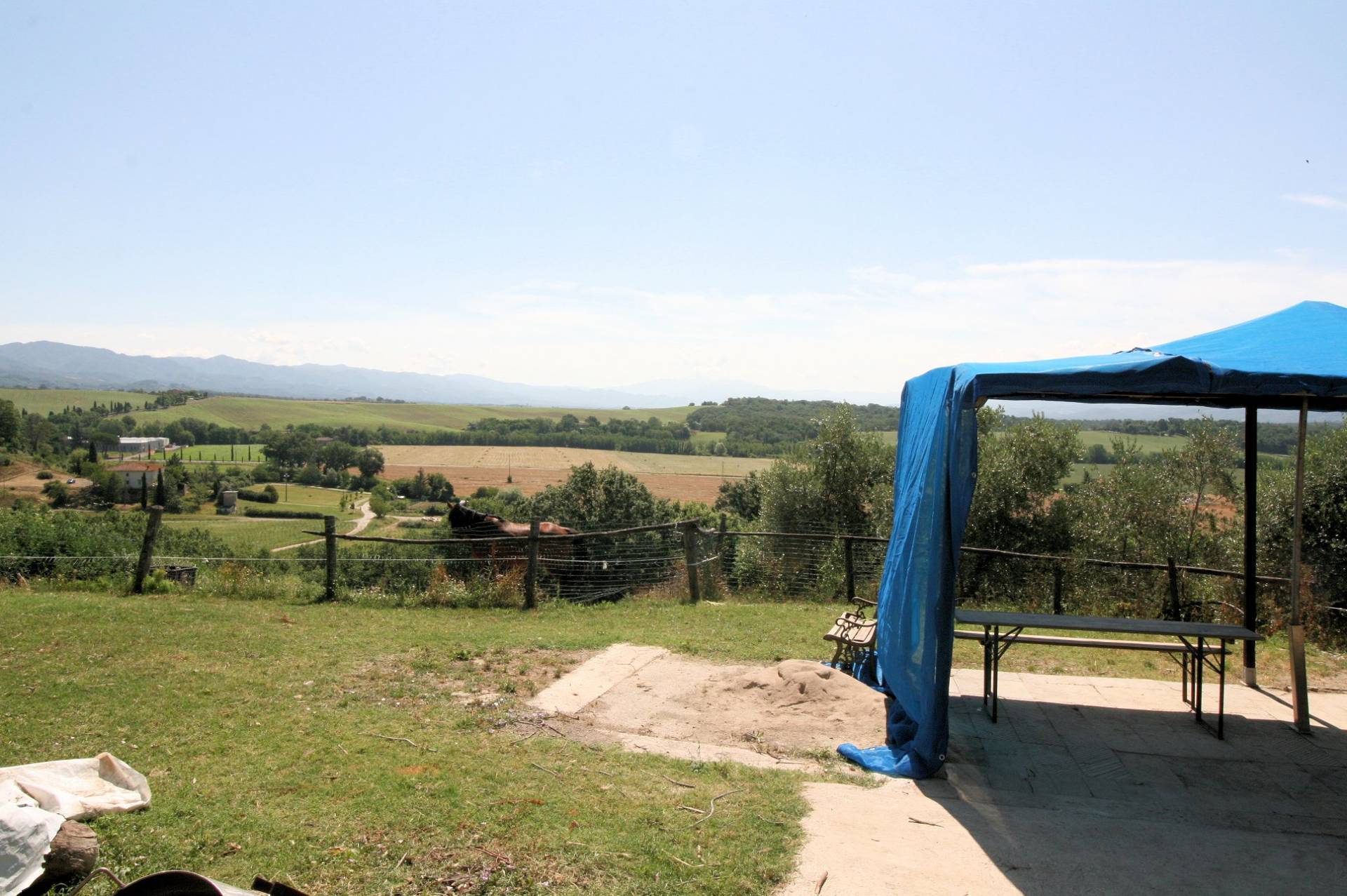 Podere con vista lago per gli amanti dei cavalli in vendita a Barberino di Mugello
