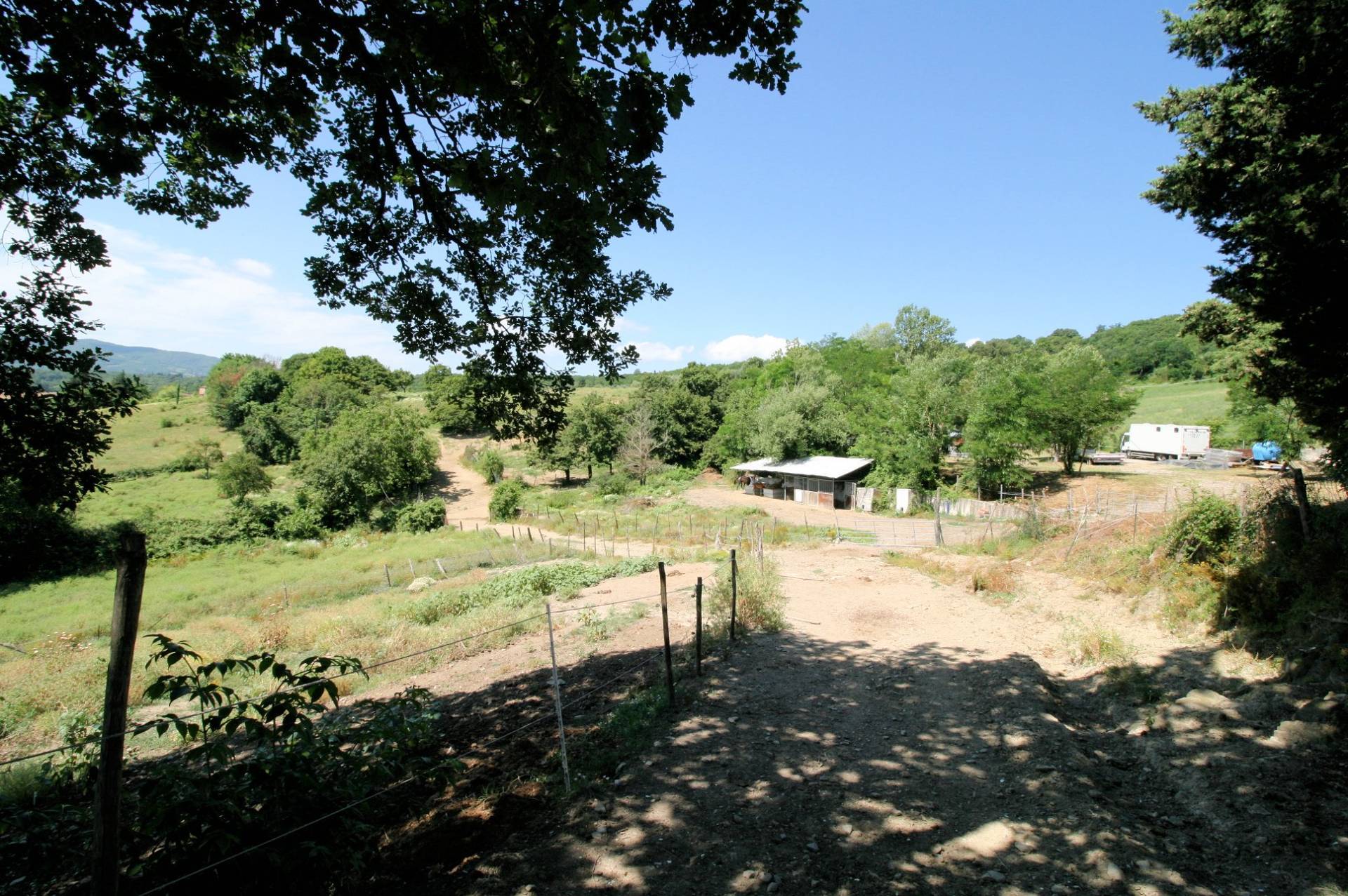 Podere con vista lago per gli amanti dei cavalli in vendita a Barberino di Mugello