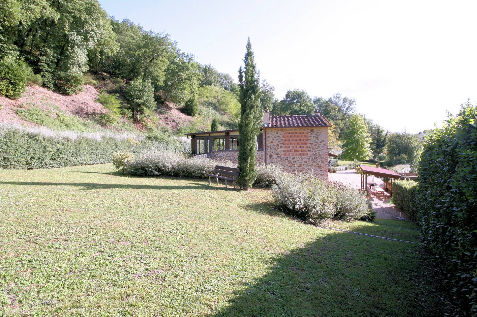 Agriturismo in antico borgo ristrutturato con parco e piscina in vendita a Lamporecchio