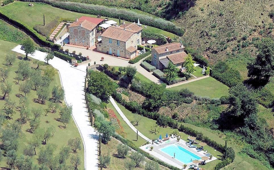 Agriturismo in antico borgo ristrutturato con parco e piscina in vendita a Lamporecchio