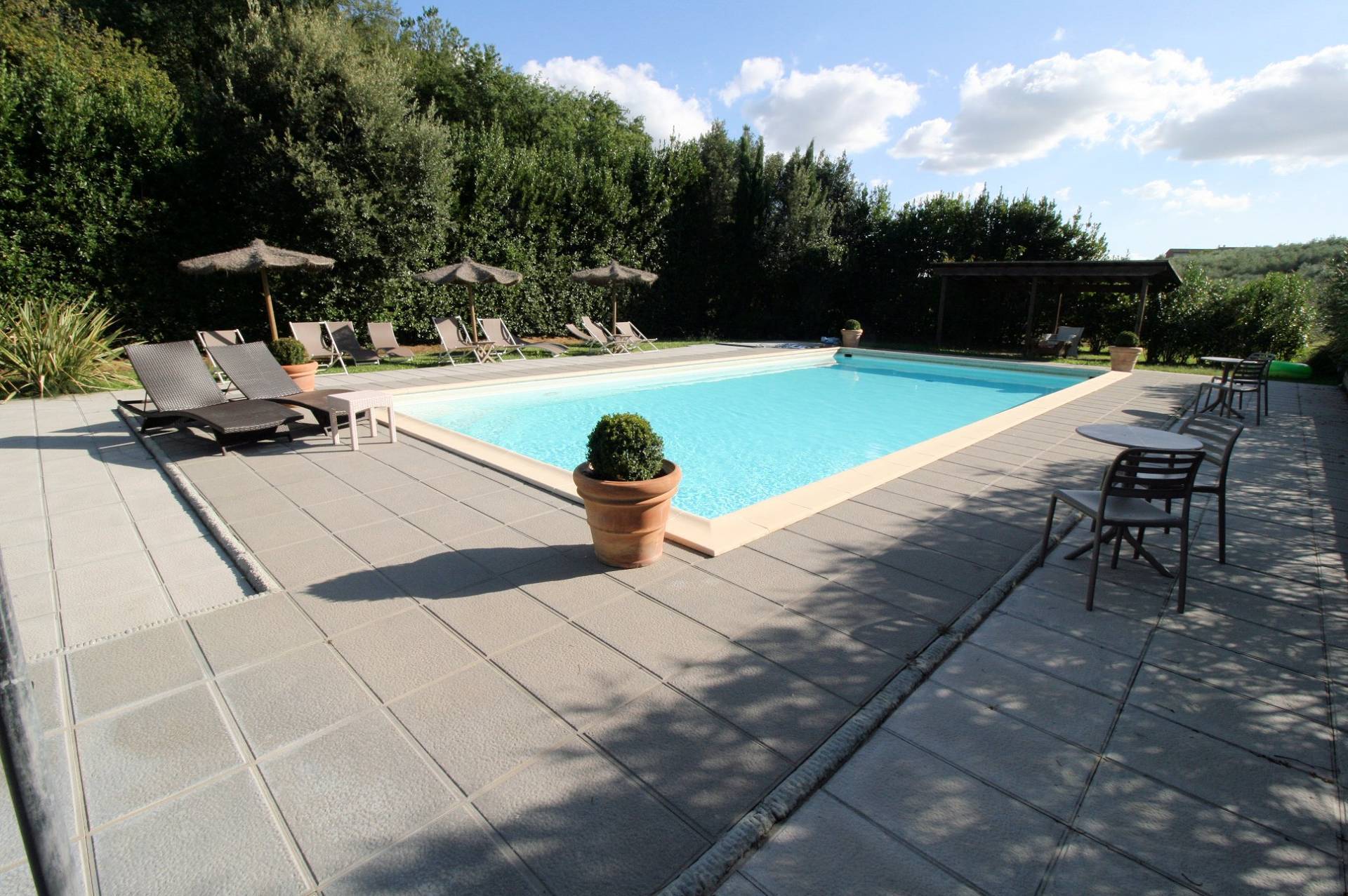 Agriturismo in antico borgo ristrutturato con parco e piscina in vendita a Lamporecchio