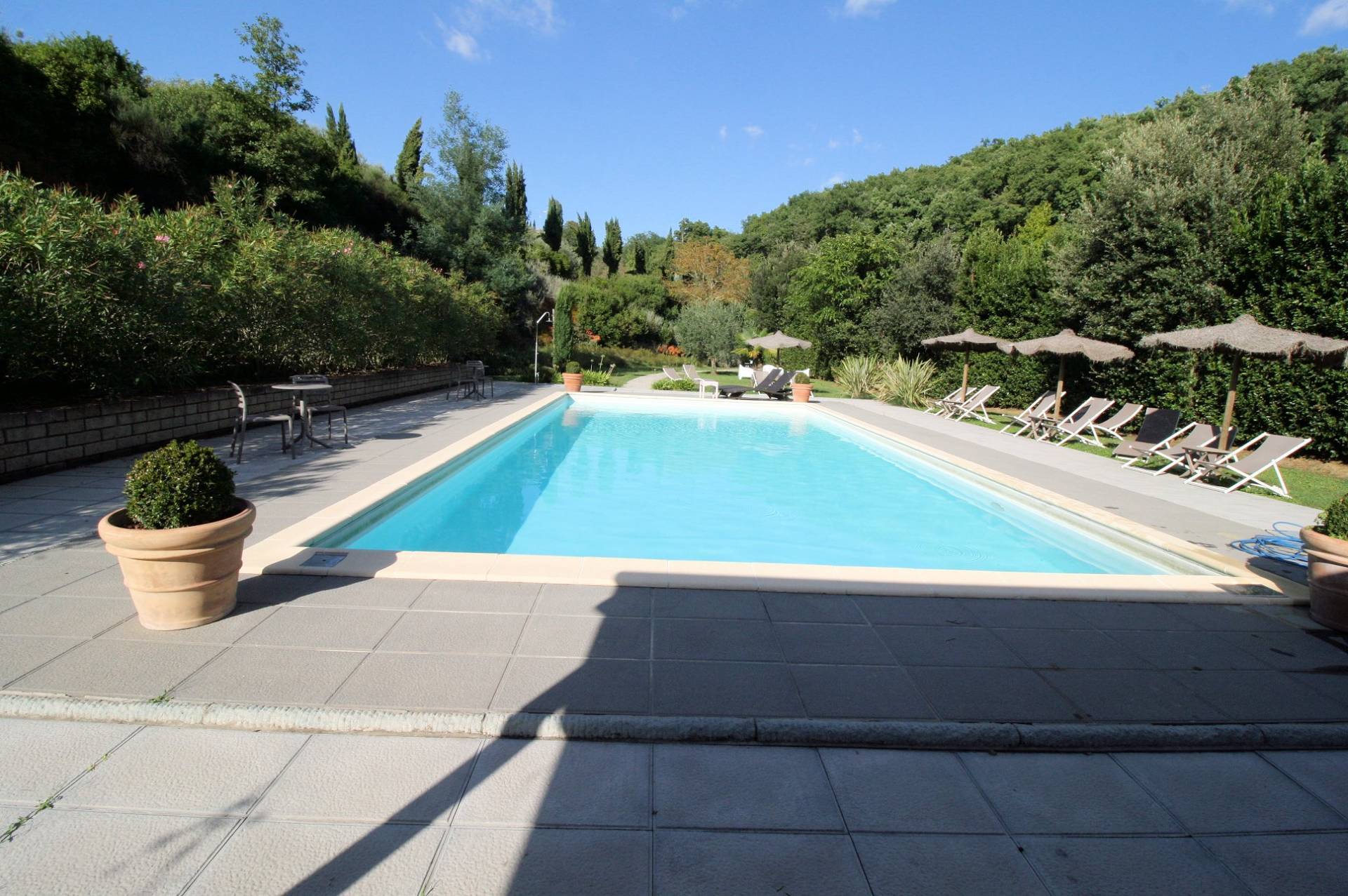 Agriturismo in antico borgo ristrutturato con parco e piscina in vendita a Lamporecchio