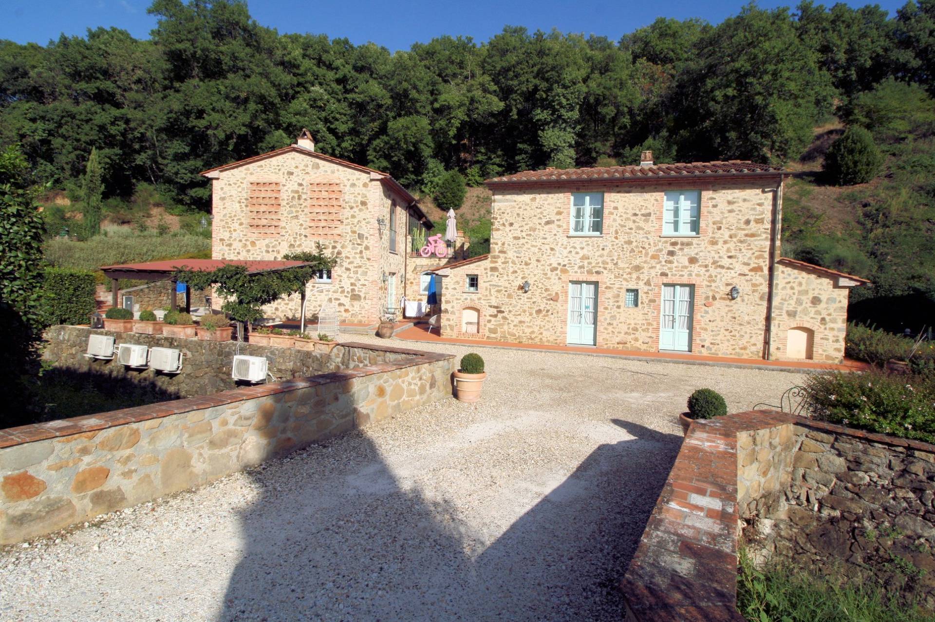 Agriturismo in antico borgo ristrutturato con parco e piscina in vendita a Lamporecchio