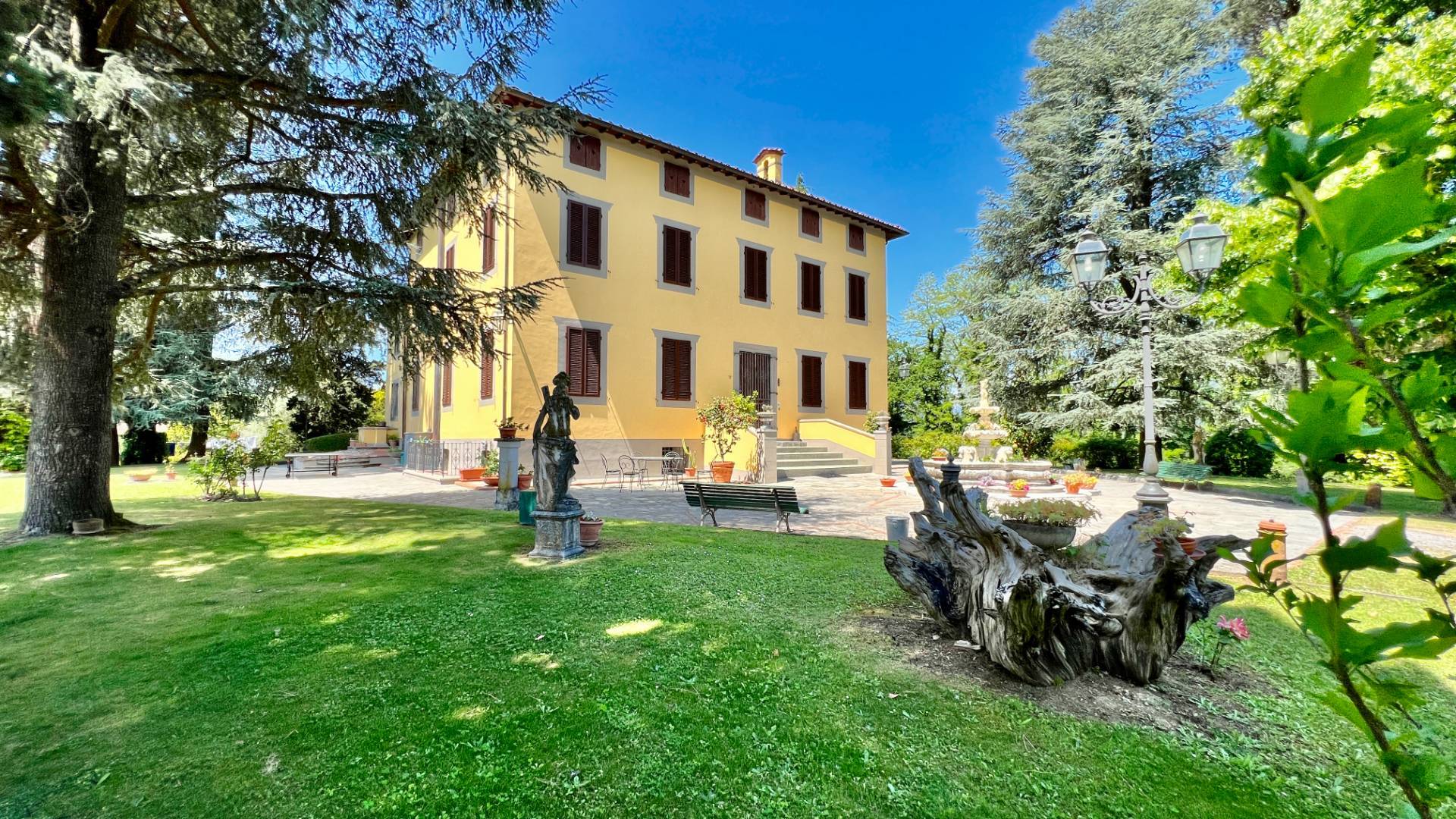 Villa con parco e piscina in vendita a Lucca