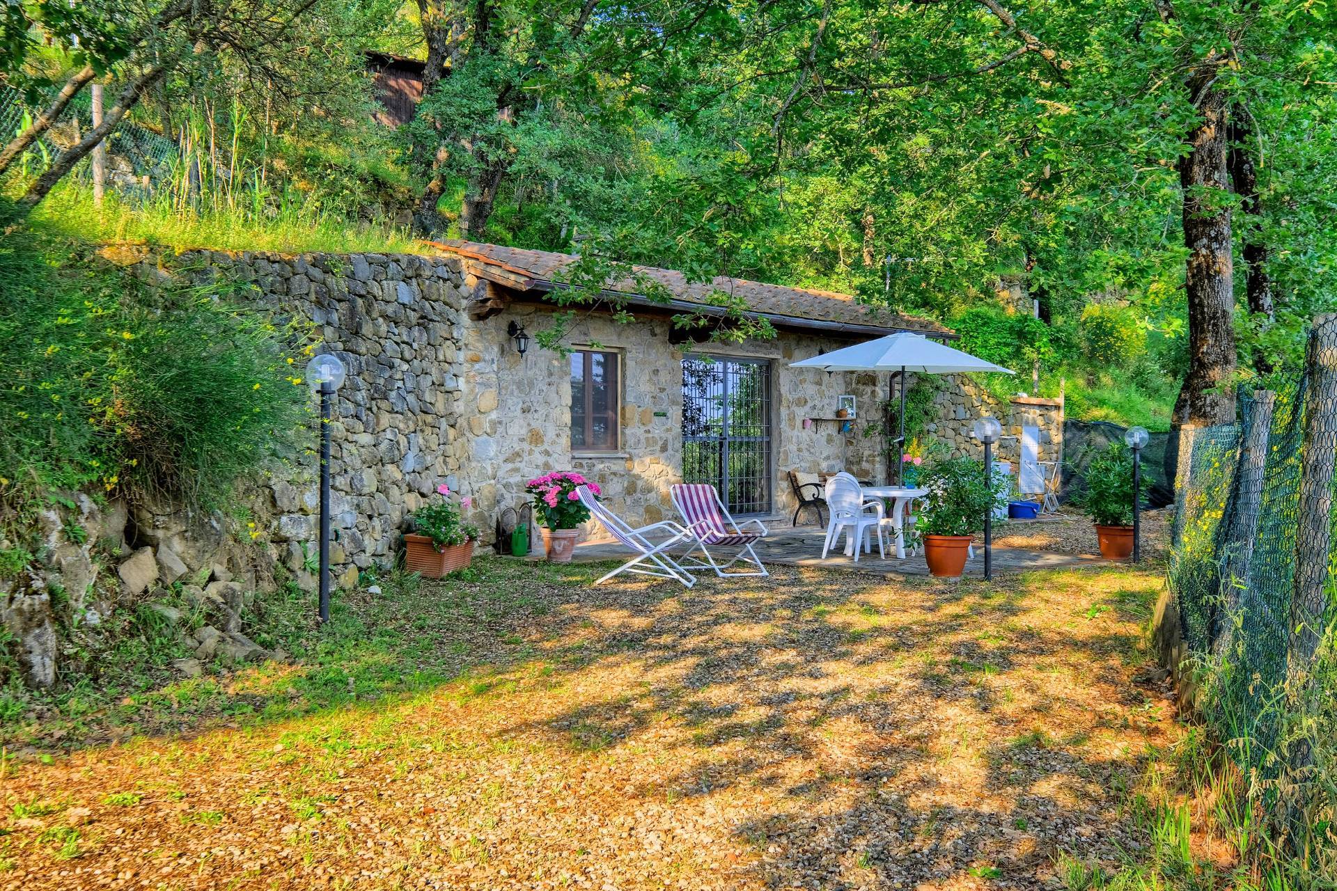 Casale in stile Toscano con parco piscina e dependance in zona panoramica in vendita a Reggello
