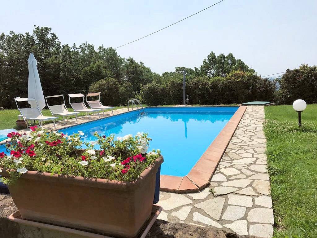 Rustico in stile Toscano con giardino e piscina in ottima posizione in vendita a Roccastrada, Sassof