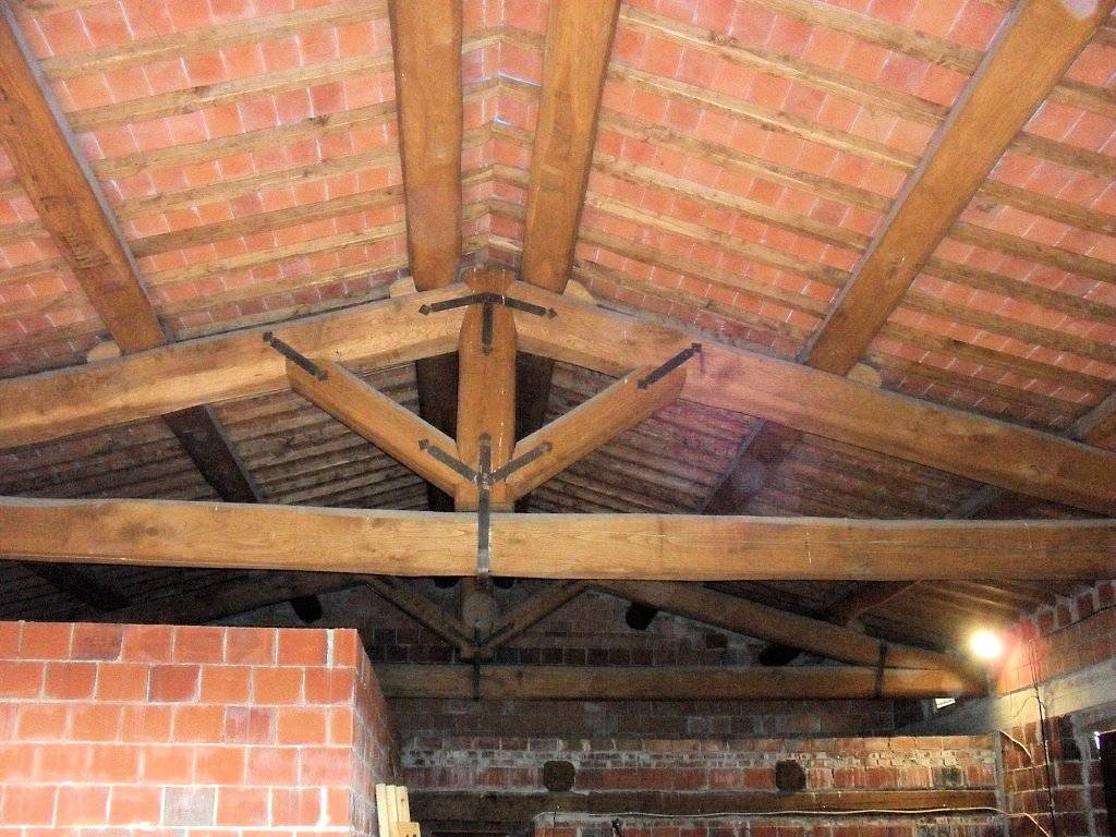 Complesso immobiliare di tipo rustico con vigneto uliveto piscina e annessi in vendita a Terranuova 