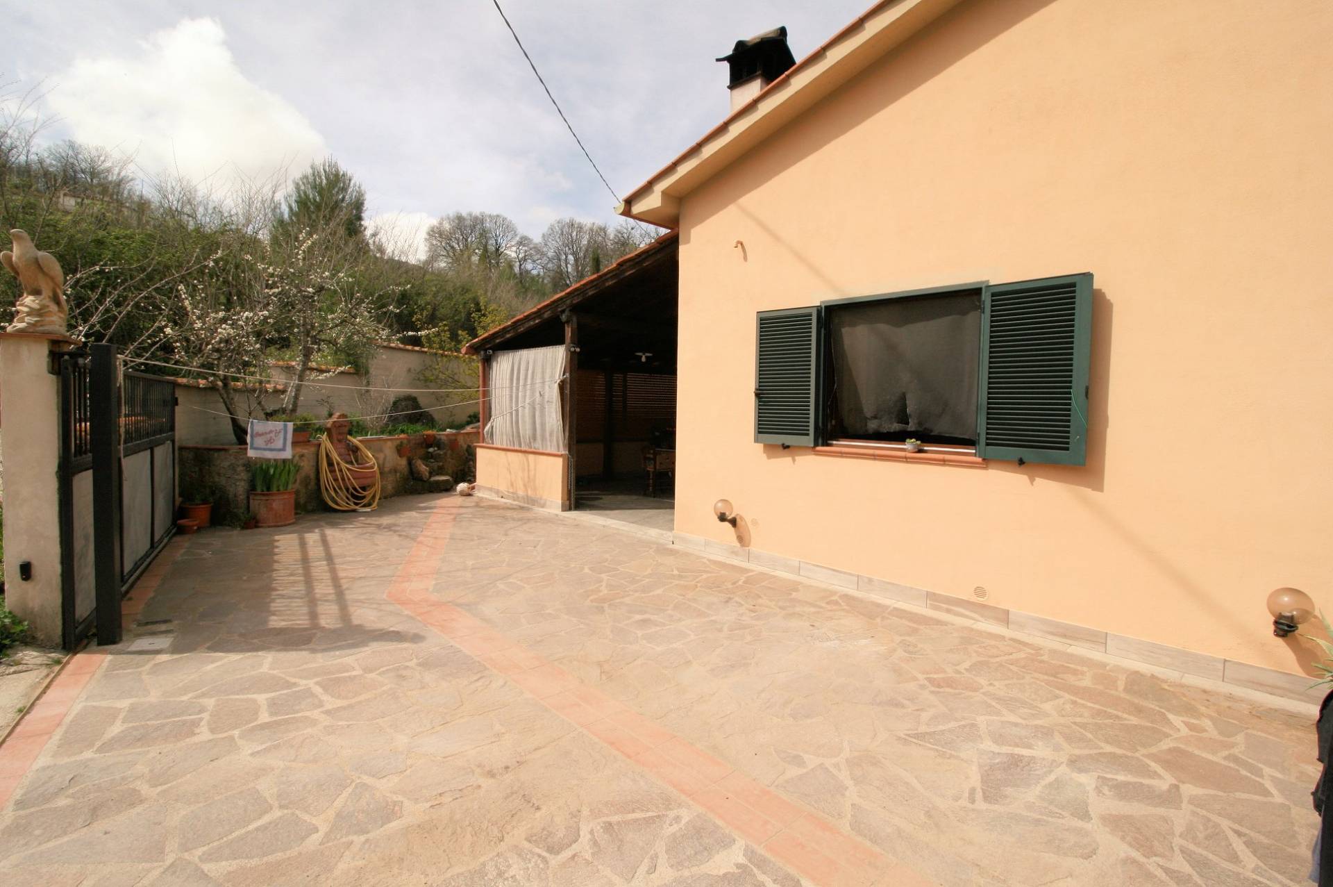 Porzione terratetto di villetta bifamiliare con giardino privato in ottima posizione in vendita a Ro