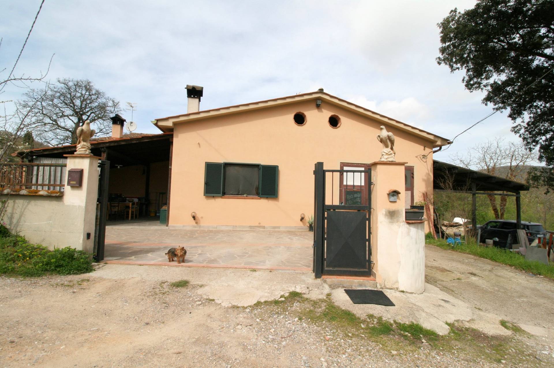 Porzione terratetto di villetta bifamiliare con giardino privato in ottima posizione in vendita a Ro