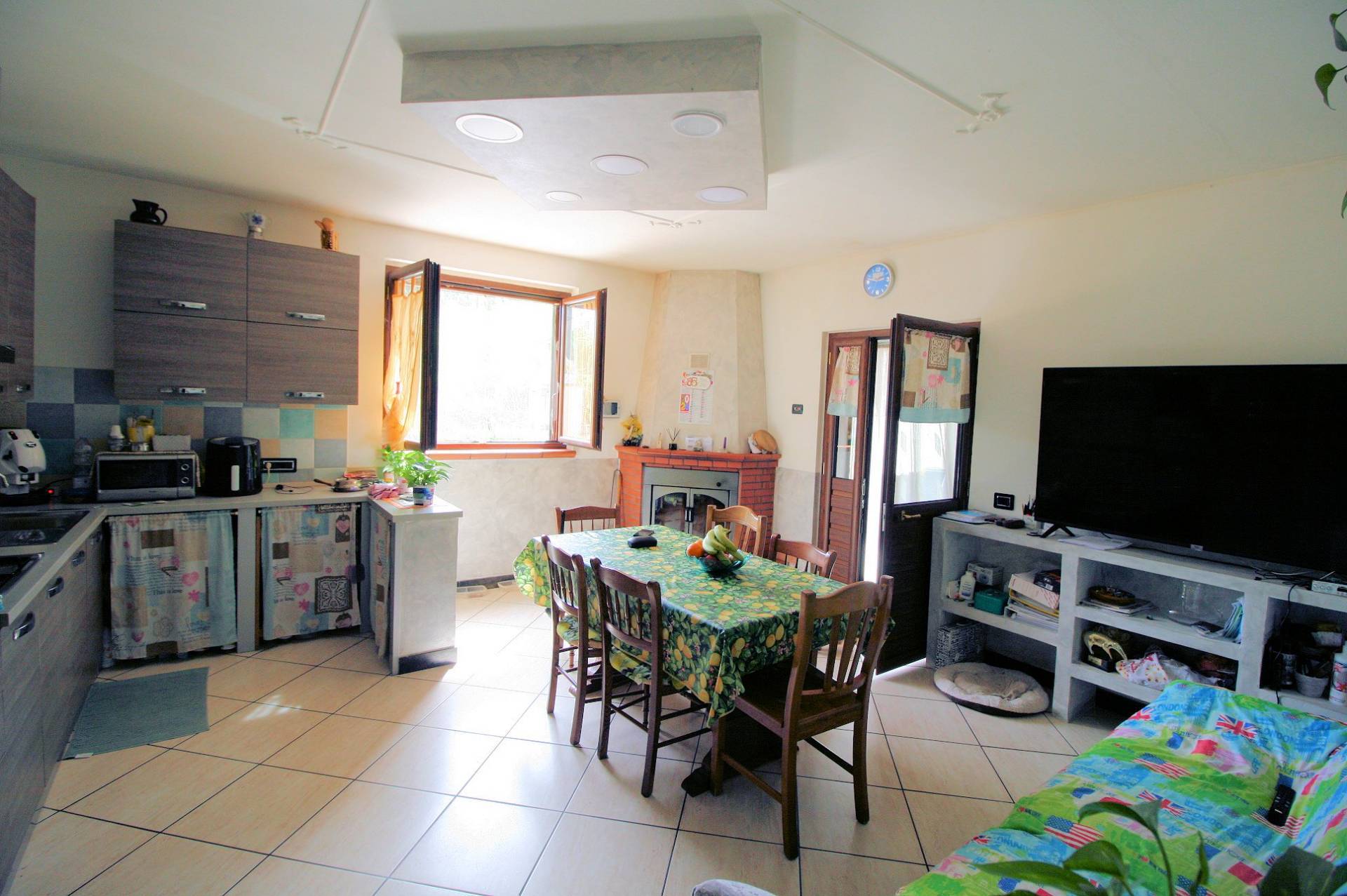 Porzione terratetto di villetta bifamiliare con giardino privato in ottima posizione in vendita a Ro