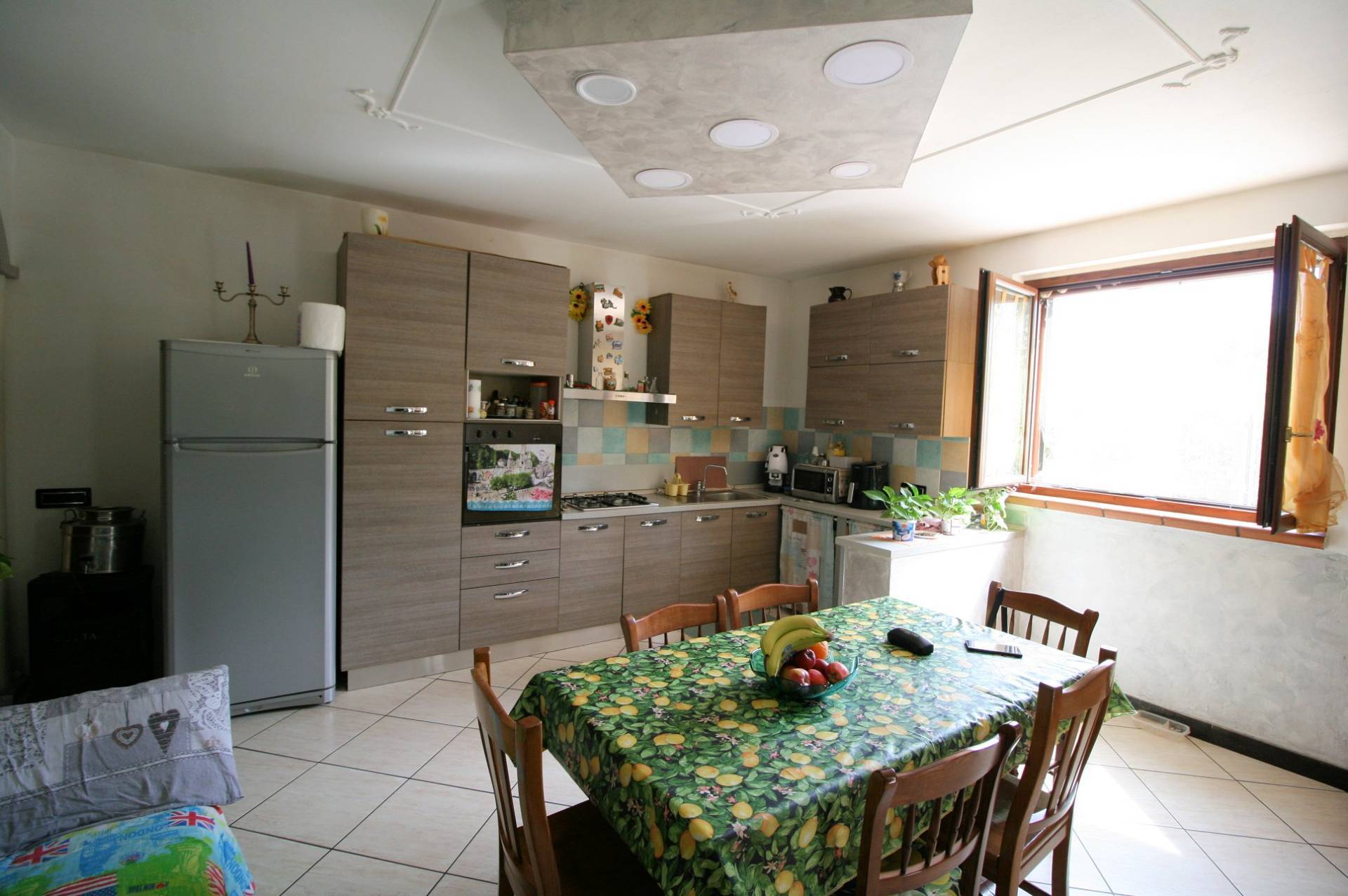 Porzione terratetto di villetta bifamiliare con giardino privato in ottima posizione in vendita a Ro