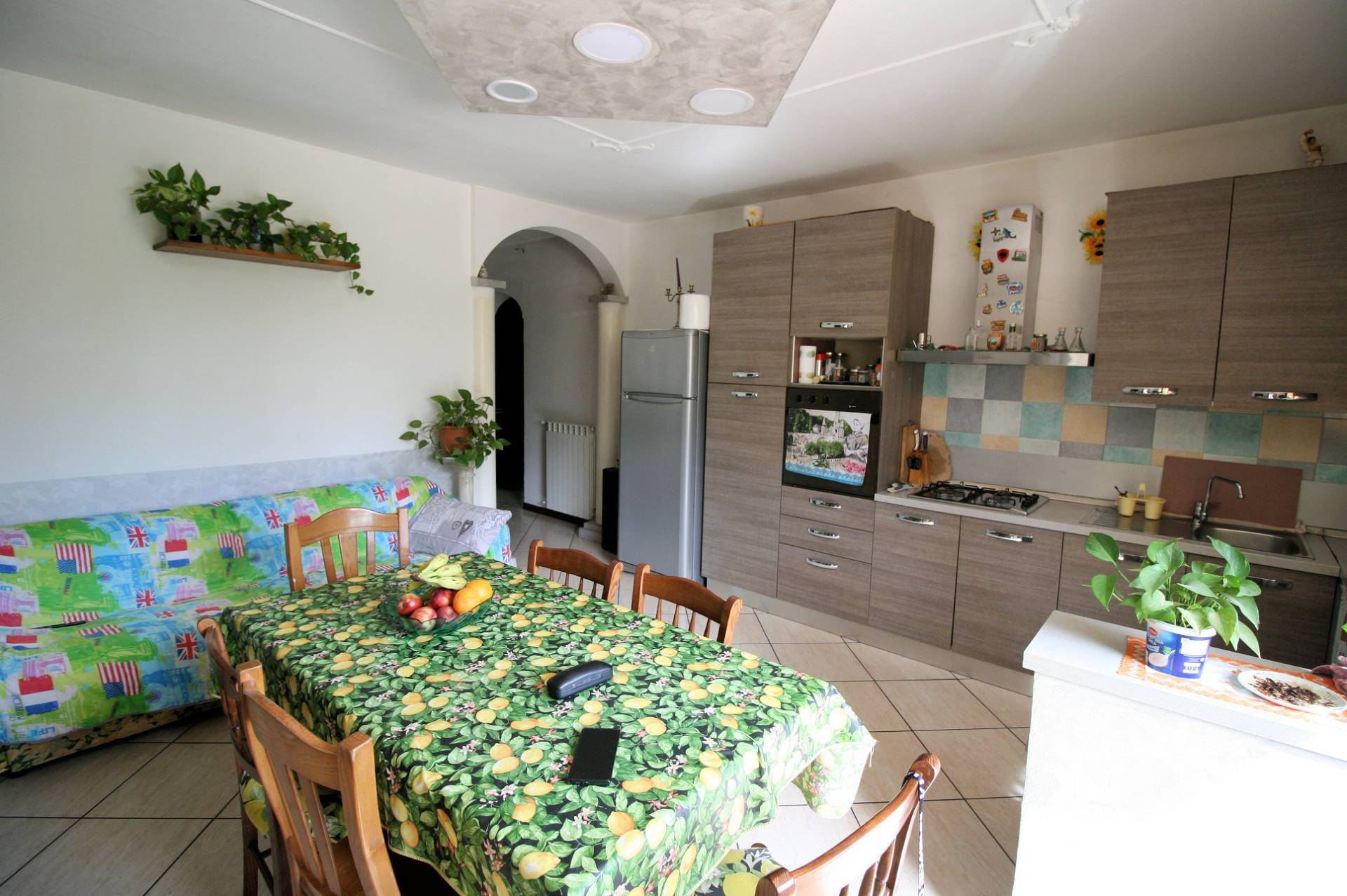 Porzione terratetto di villetta bifamiliare con giardino privato in ottima posizione in vendita a Ro