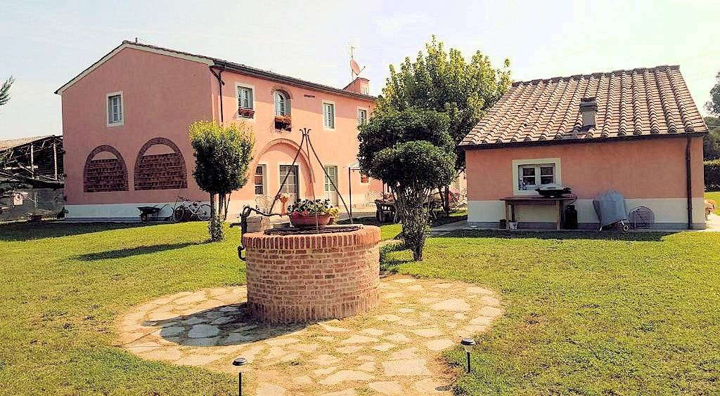Casale ristrutturato con parco e piscina in vendita a Altopascio