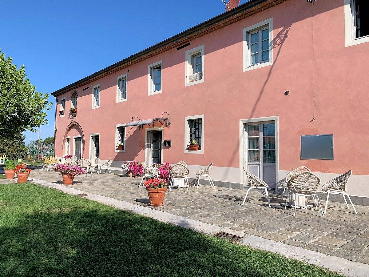 Casale ristrutturato con parco e piscina in vendita a Altopascio