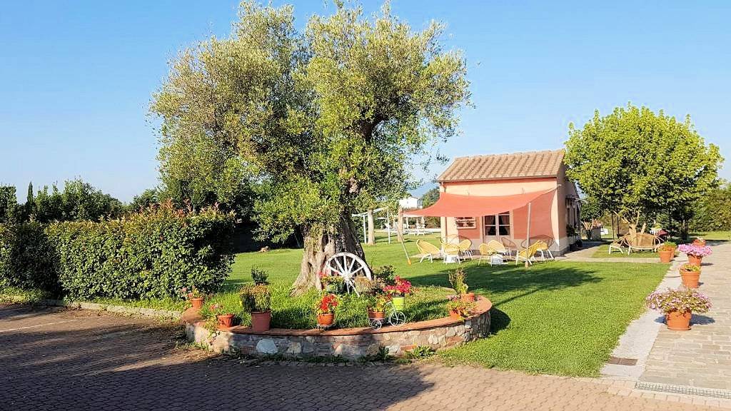 Casale ristrutturato con parco e piscina in vendita a Altopascio