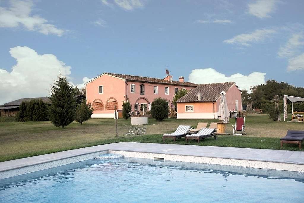 Casale ristrutturato con parco e piscina in vendita a Altopascio