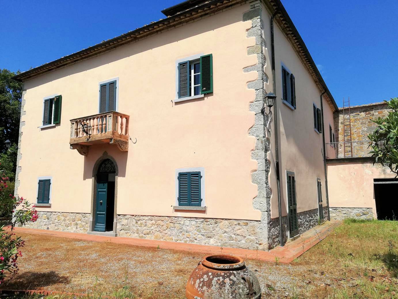 Complesso immobiliare di ampia superficie con villa d'epoca dependance e 150 ettari di terreno in po