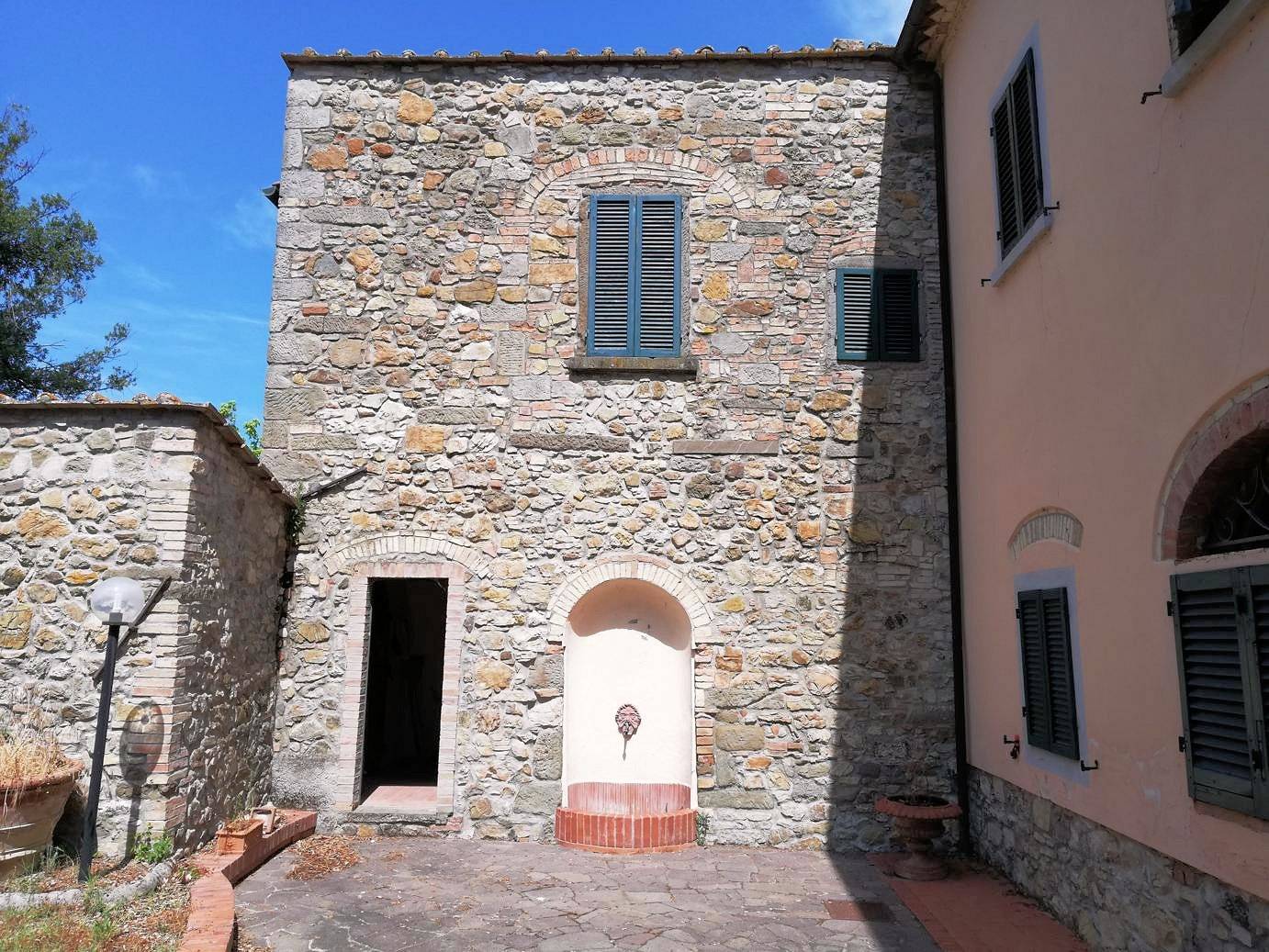 Complesso immobiliare di ampia superficie con villa d'epoca dependance e 150 ettari di terreno in po