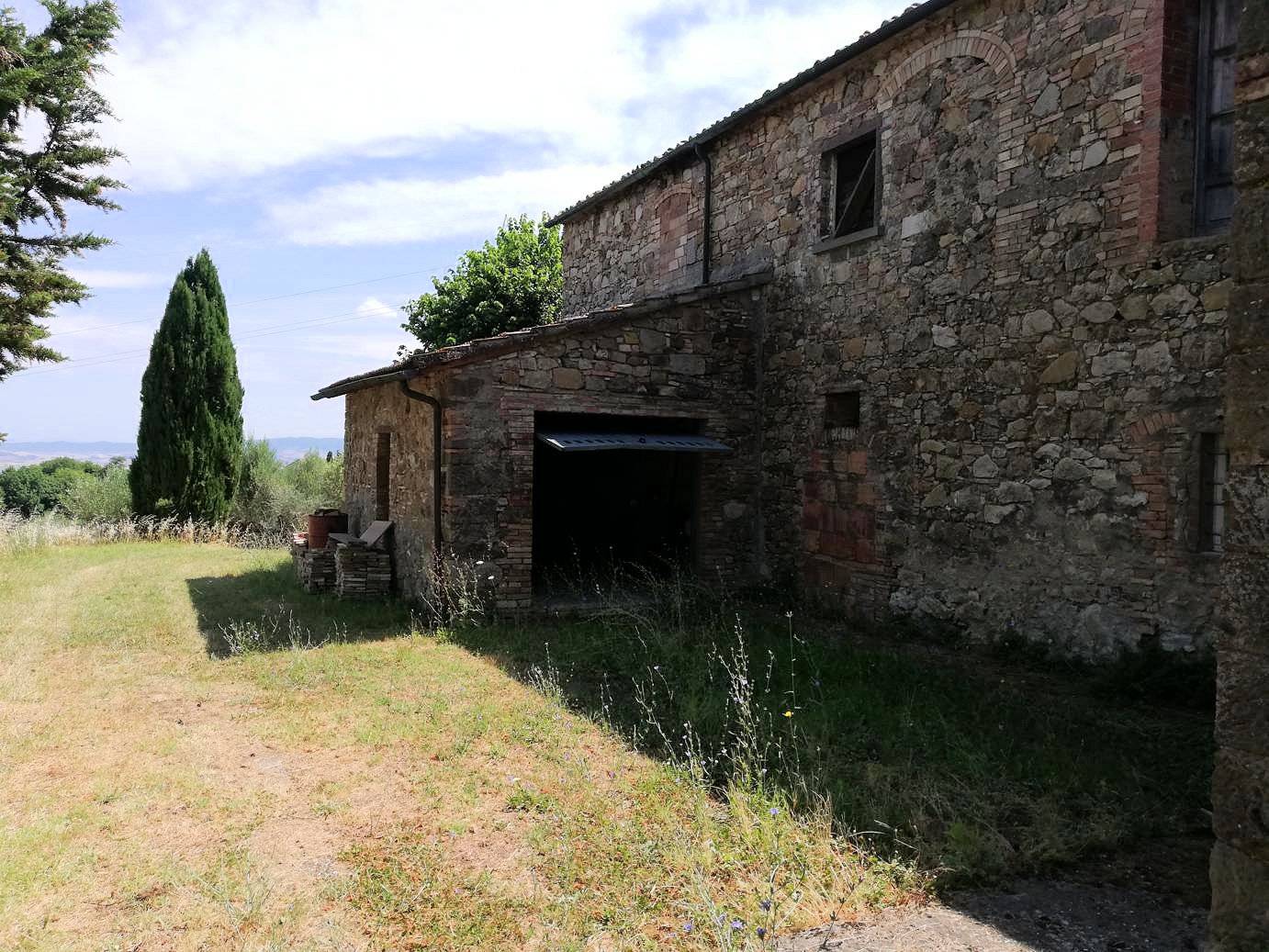 Complesso immobiliare di ampia superficie con villa d'epoca dependance e 150 ettari di terreno in po