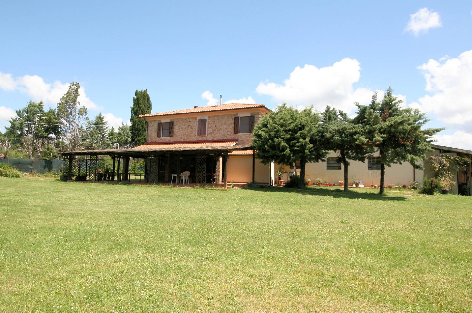 Casale in stile rustico Toscano con annessi e terreno a venti minuti dal mare in vendita a Monteverd