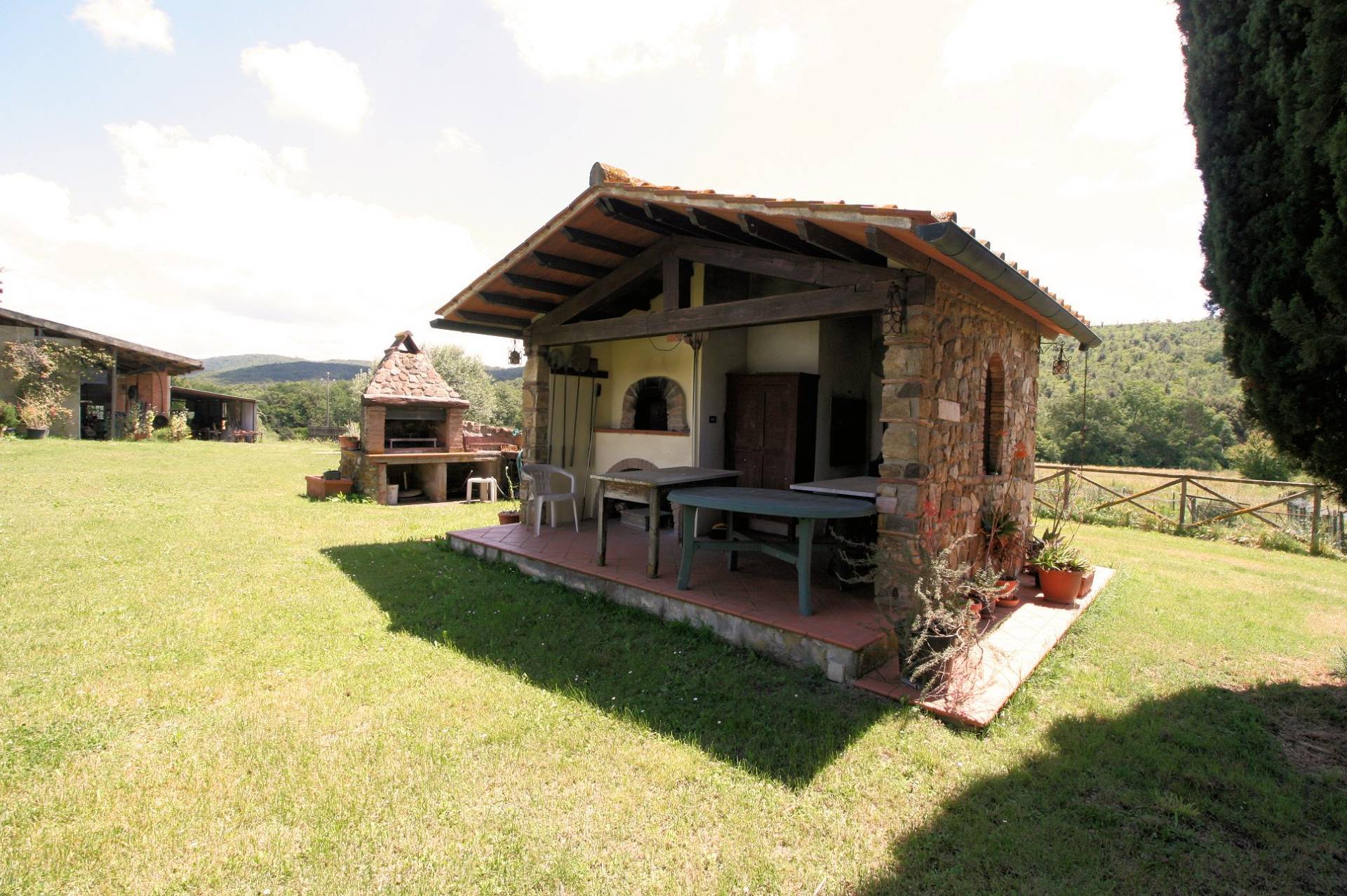 Casale in stile rustico Toscano con annessi e terreno a venti minuti dal mare in vendita a Monteverd