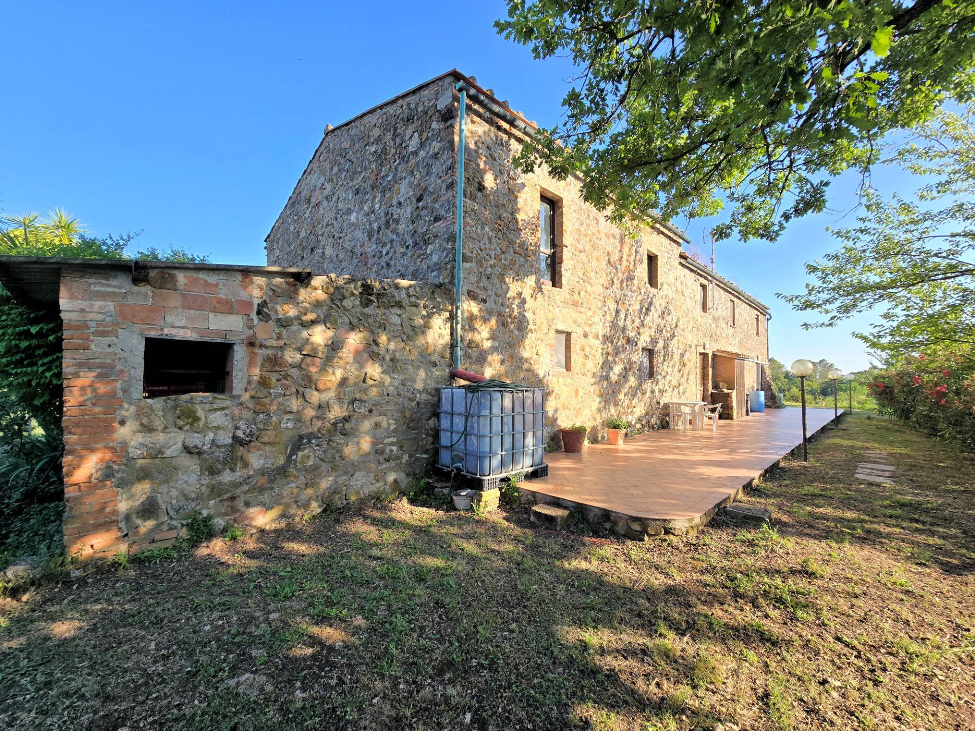 Casale in stile rustico Toscano in posizione panoramica con annesso e 54 ettari di terreno in vendit
