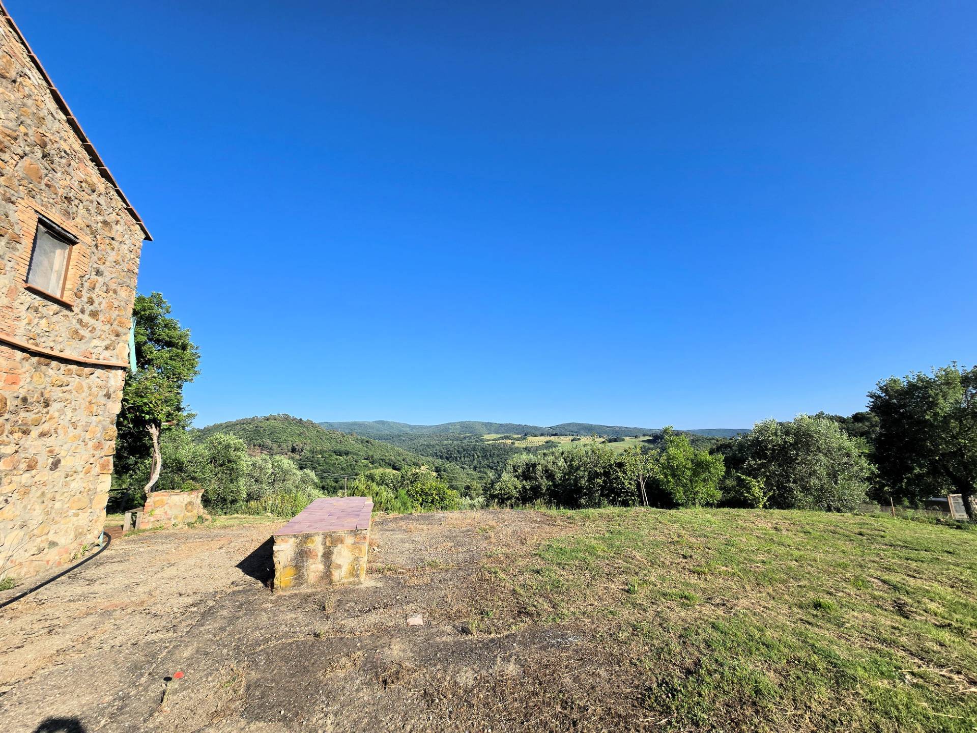 Casale in stile rustico Toscano in posizione panoramica con annesso e 54 ettari di terreno in vendit