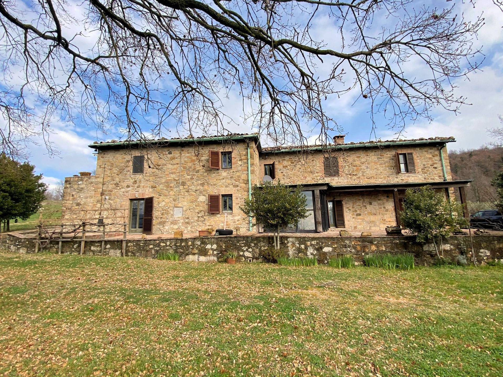 Casa colonica di ampia superficie in posizione panoramica in vendita a Castelnuovo di Val di Cecina