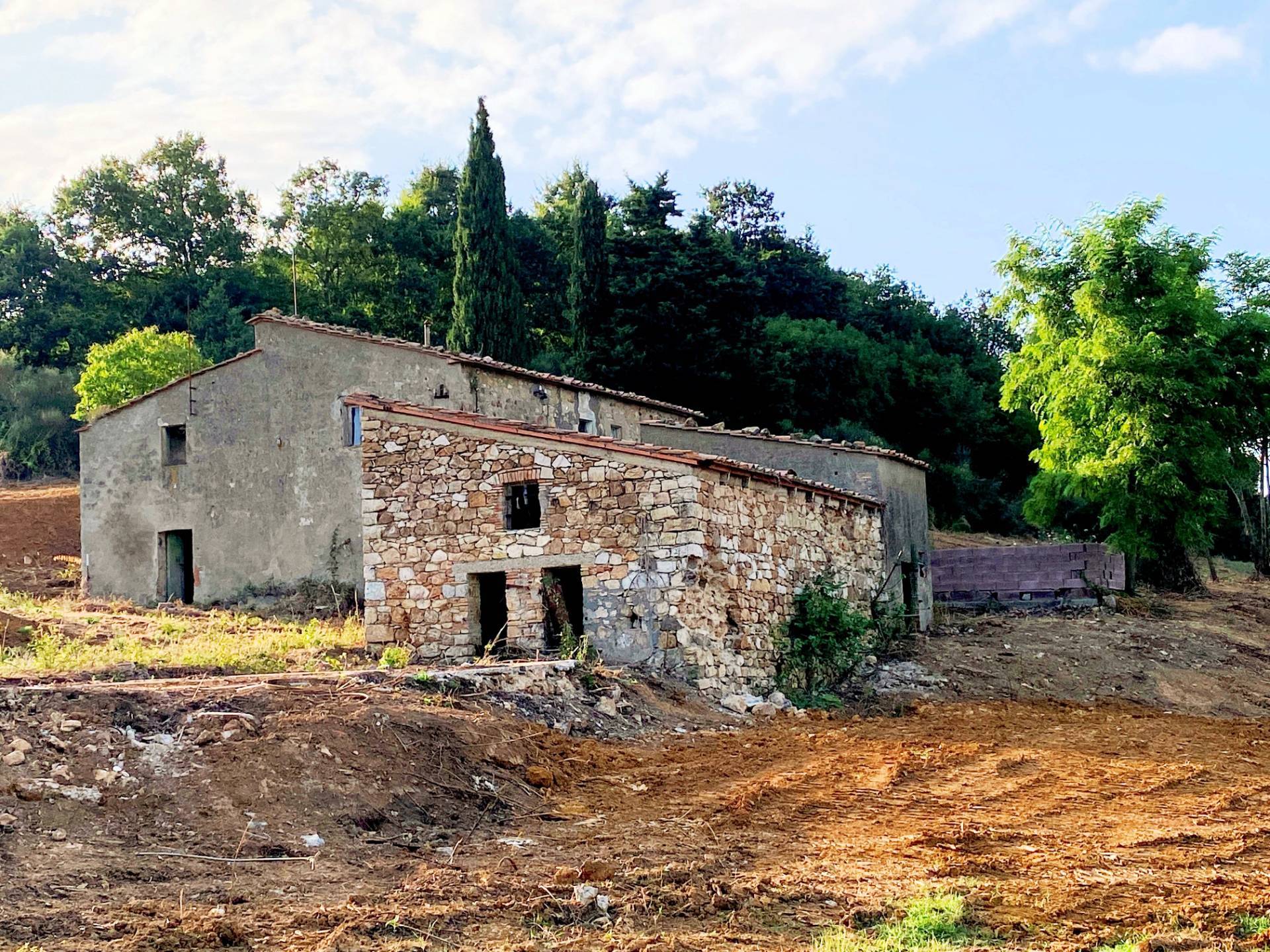 Colonica in pietra da ristrutturare con vista panoramica mozzafiato in vendita a Monteverdi Marittim