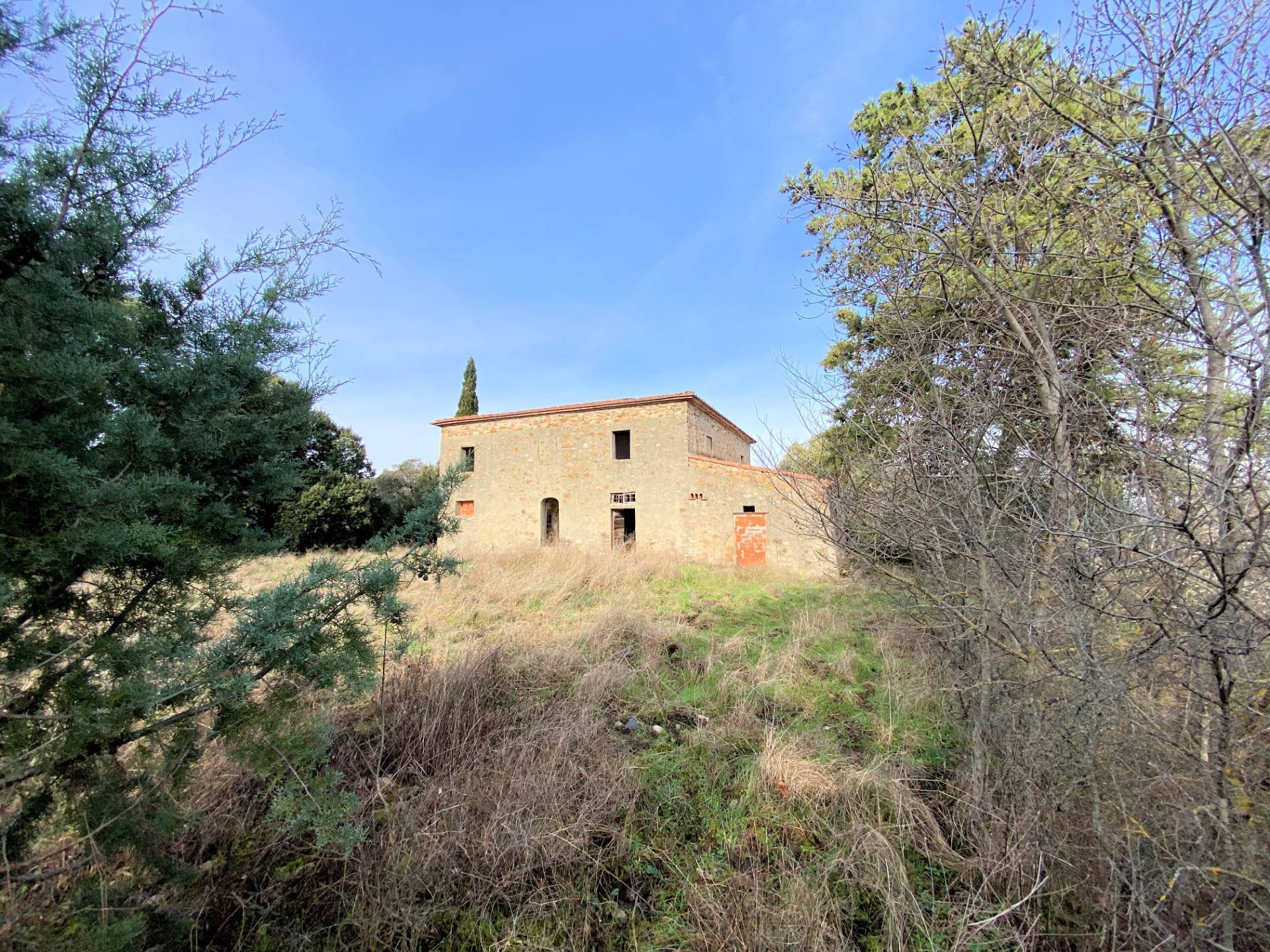 Colonica da ristrutturare con ampio terreno in posizione panoramica in vendita a Lajatico