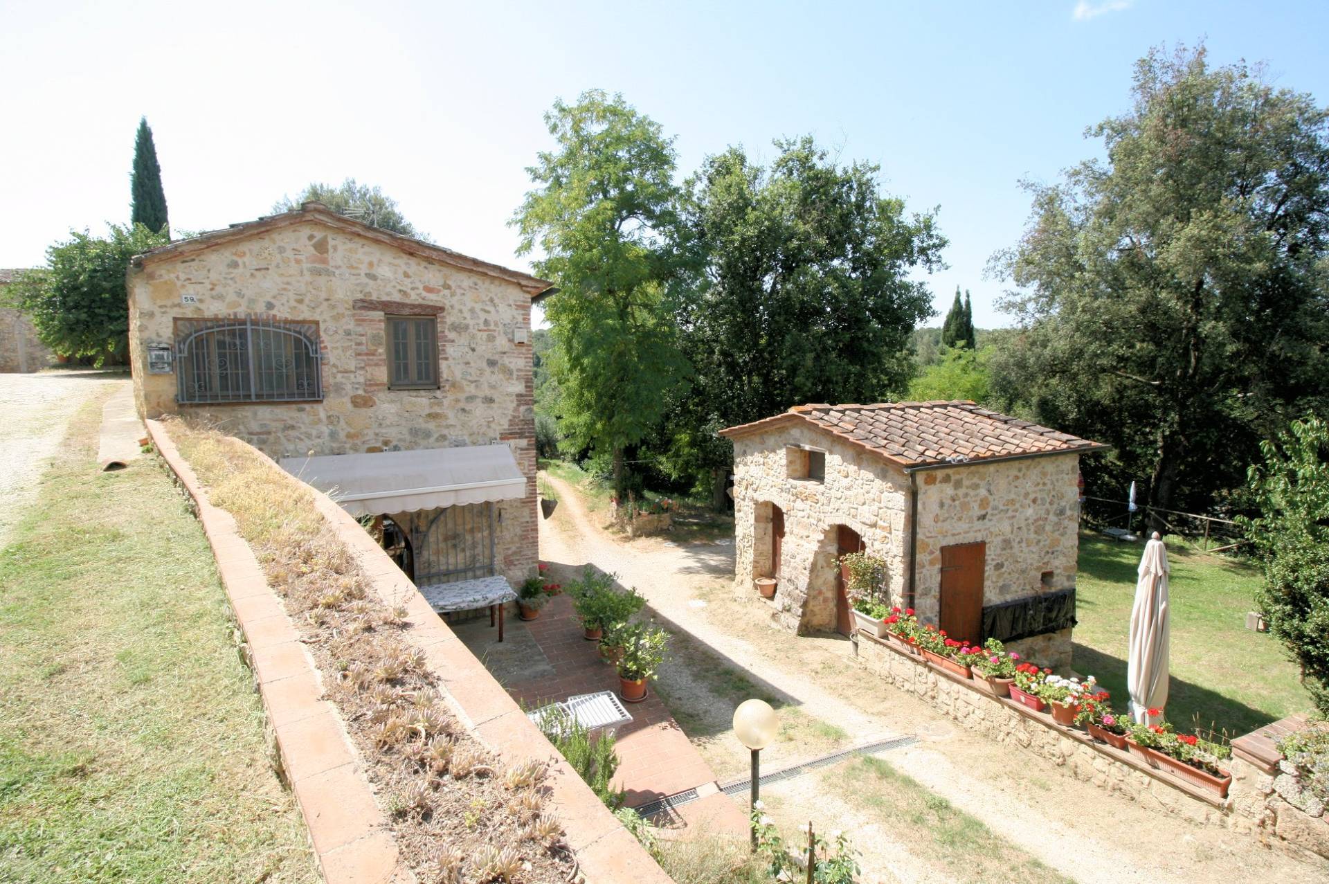 Antico fienile completamente ristrutturato con giardino e annessi posto in un piccolo borgo in vendi