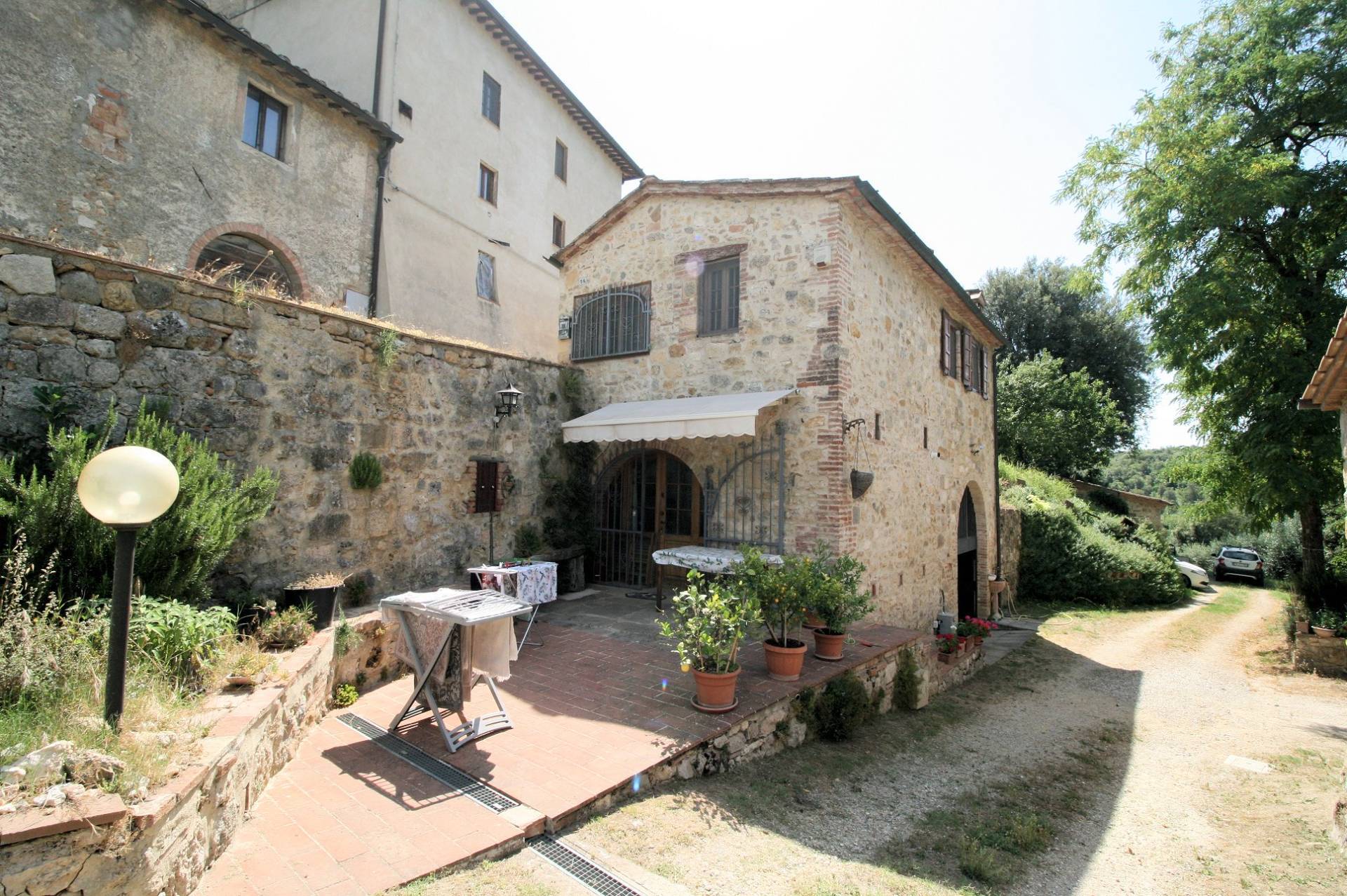 Antico fienile completamente ristrutturato con giardino e annessi posto in un piccolo borgo in vendi