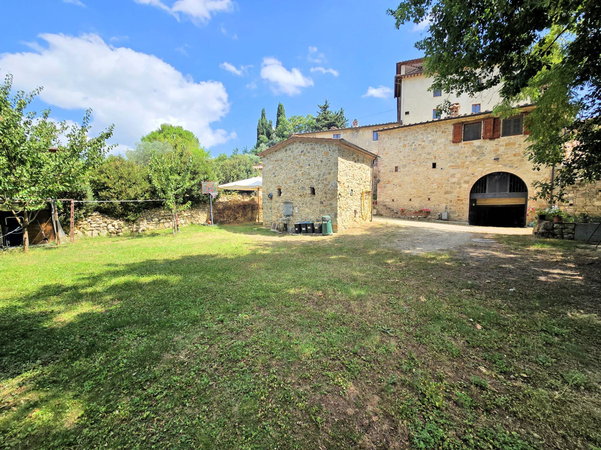 Antico fienile completamente ristrutturato con giardino e annessi posto in un piccolo borgo in vendi