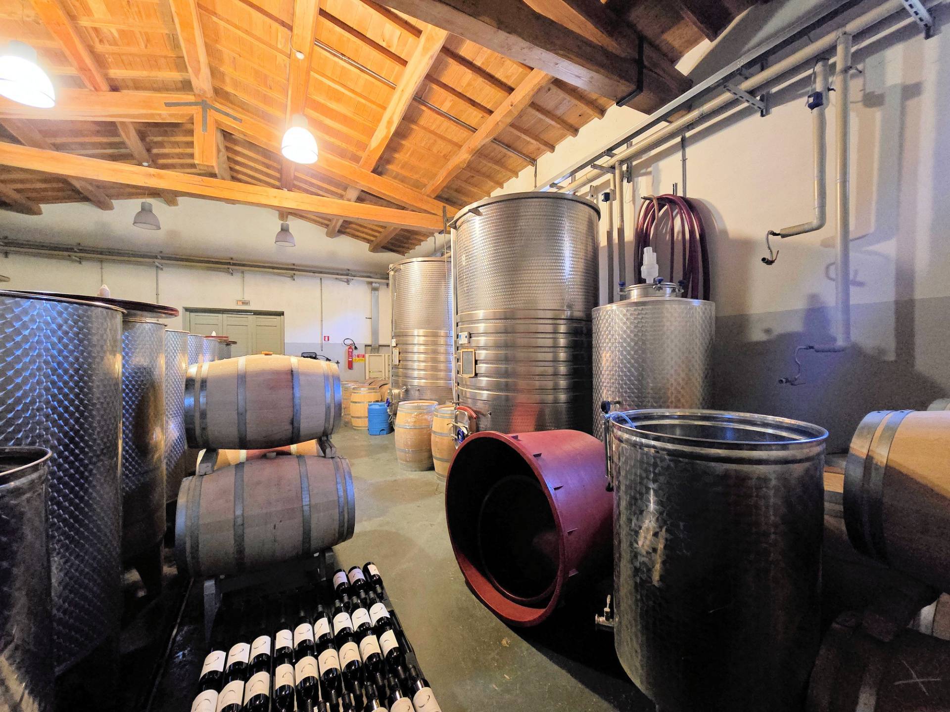 Azienda vitivinicola con produzione di vini di alta qualita' in posizione collinare con vista panora