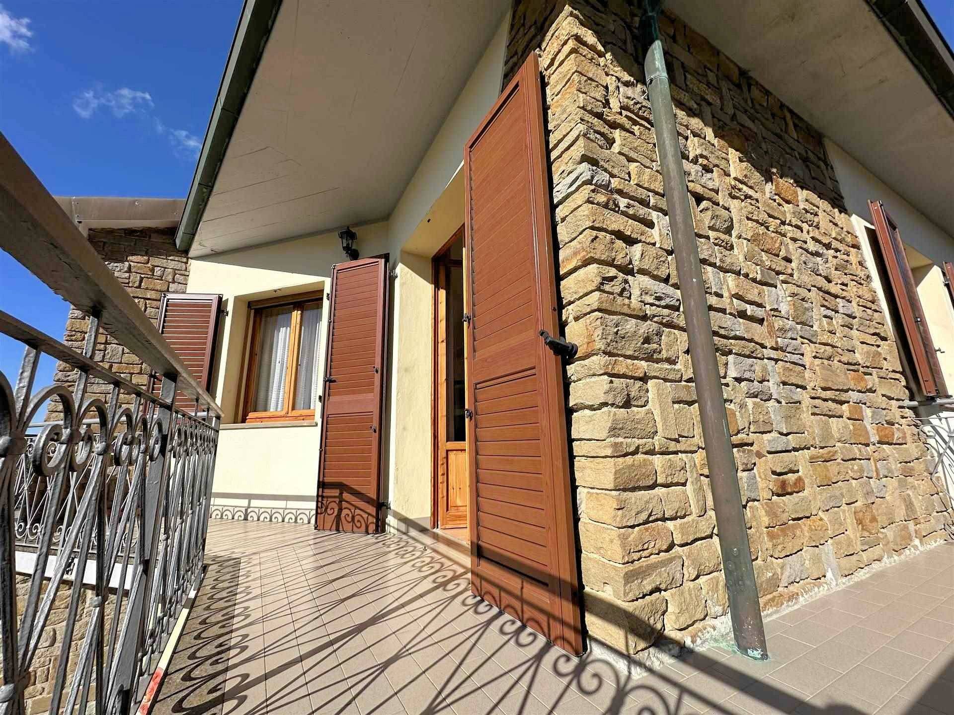 Appartamento con giardino privato posto al piano primo di villetta libera su quattro lati in vendita