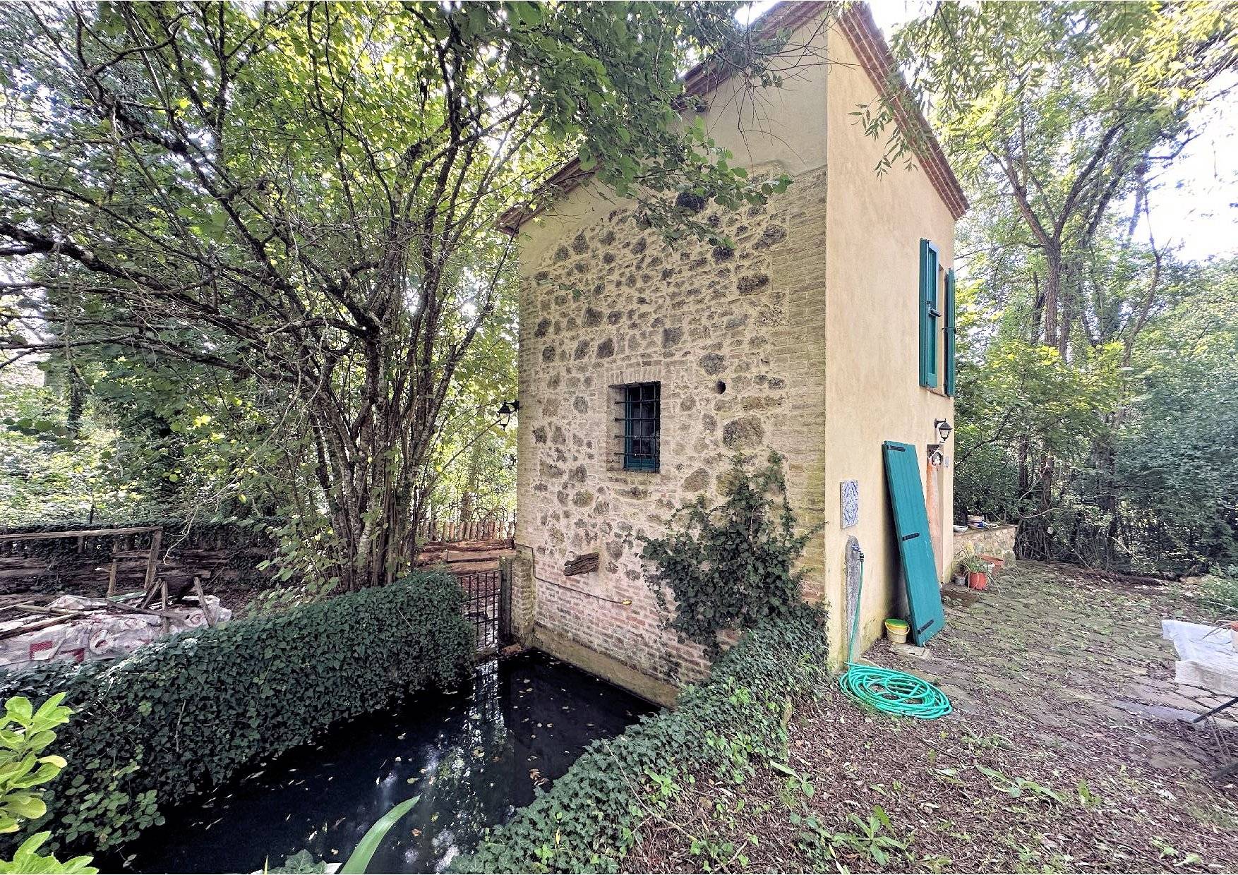 Complesso immobiliare di ampia superficie con ex mulino del 1200 in vendita a Chiusdino, Frosini