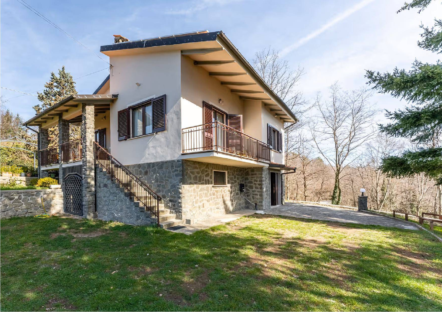 Villetta libera su quattro lati recentemente ristrutturata con giardino in vendita a Pescia