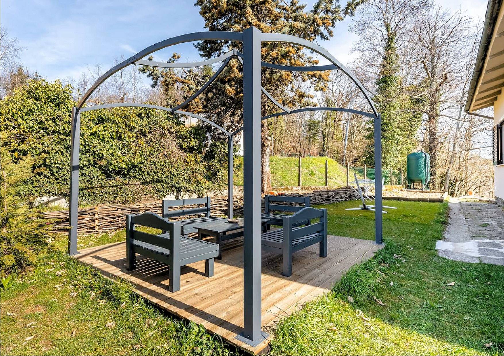 Villetta libera su quattro lati recentemente ristrutturata con giardino in vendita a Pescia