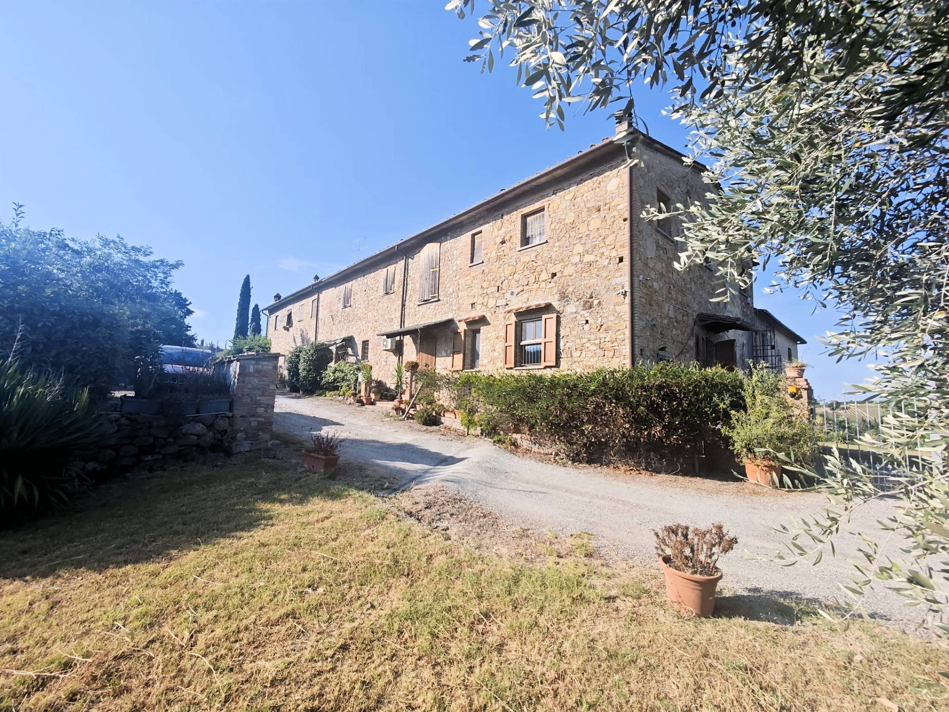 Porzione terratetto di casale con vista panoramica e ampio terreno in vendita a Gambassi Terme