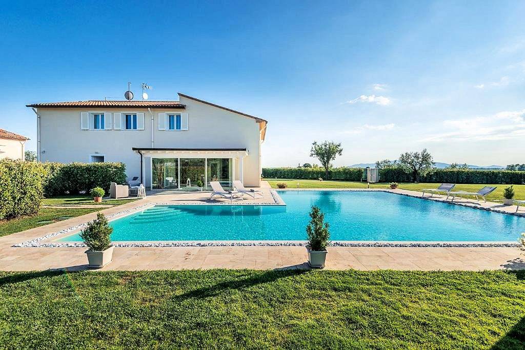 Stupenda villa con ogni confort con ampio giardino e piscina utilizzata come attivita' di casa vacan