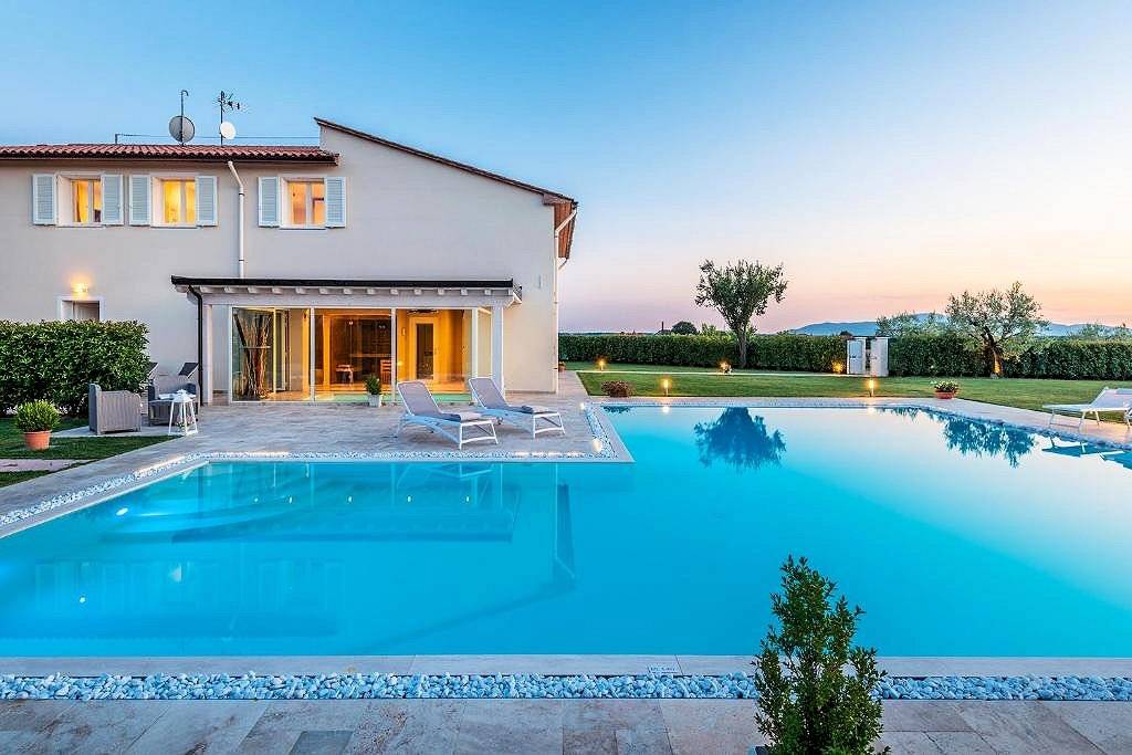 Stupenda villa con ogni confort con ampio giardino e piscina utilizzata come attivita' di casa vacan