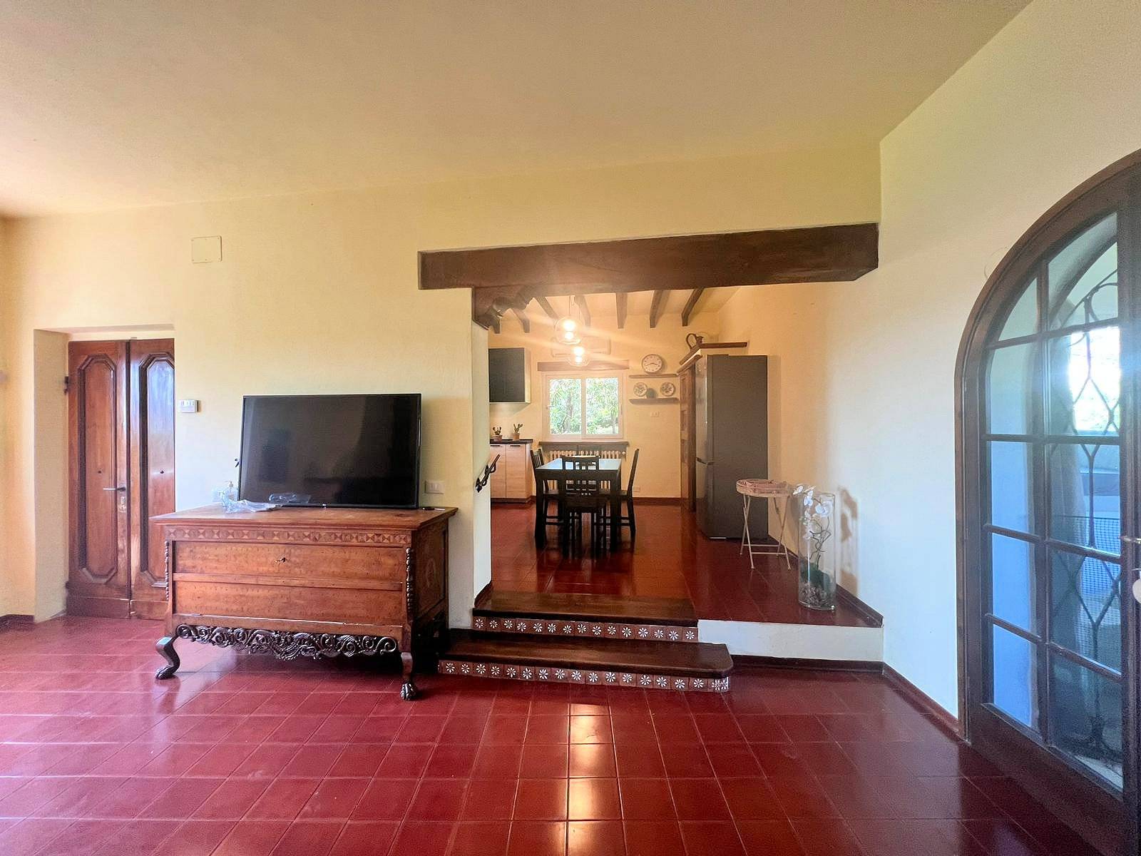 Porzione di villa al piano primo con ampia terrazza in vendita a Camaiore, Capezzano Pianore