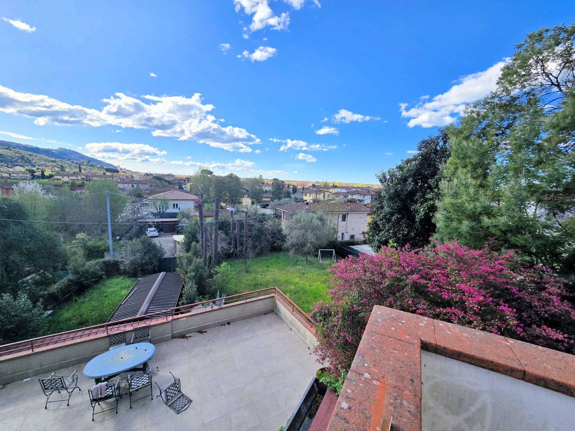 Porzione di villa al piano primo con ampia terrazza in vendita a Camaiore, Capezzano Pianore