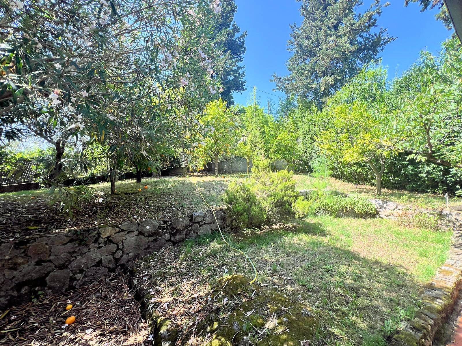 Porzione di villa al piano primo con ampia terrazza in vendita a Camaiore, Capezzano Pianore