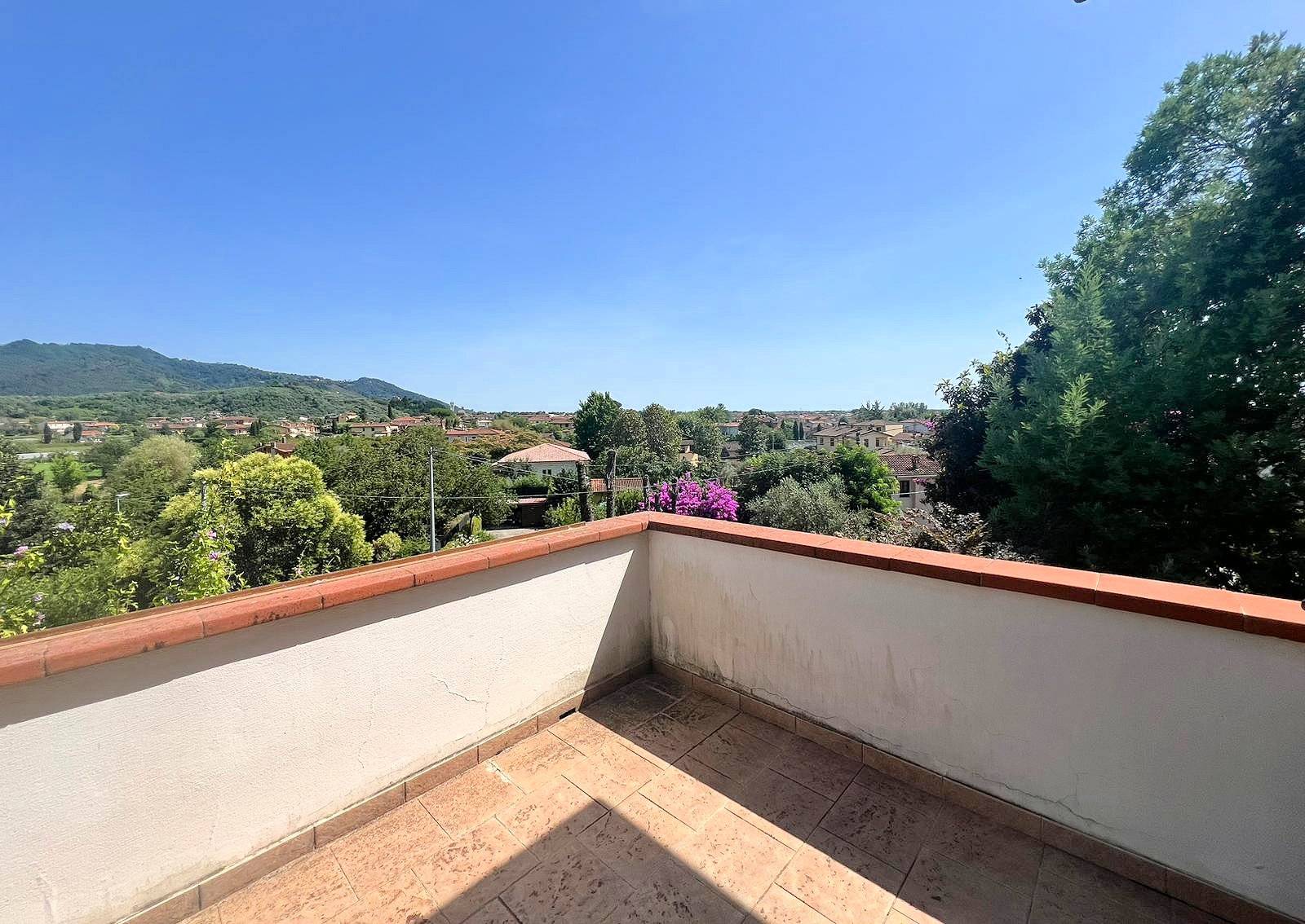 Porzione di villa al piano primo con ampia terrazza in vendita a Camaiore, Capezzano Pianore