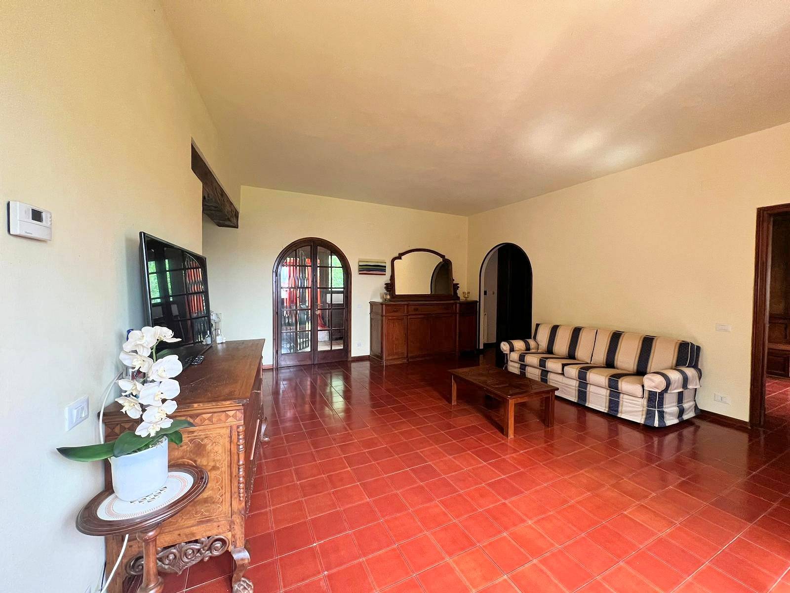 Porzione di villa al piano primo con ampia terrazza in vendita a Camaiore, Capezzano Pianore